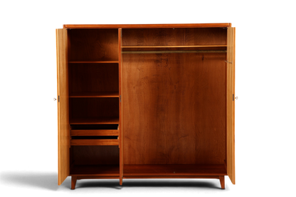 Hauptstadt Möblerei XL Mid Century Kleiderschrank aus Massivholz mit offenen Türen, Regalfächern und Kleiderstange