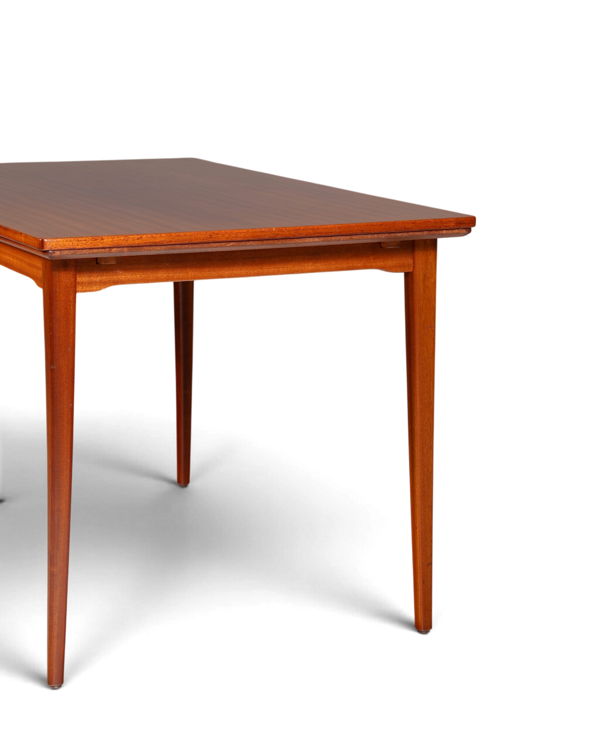 Hauptstadt Möblerei Mid Century Esstisch aus Holz im Danish Design mit konischen Beinen und ausziehbarer Funktion