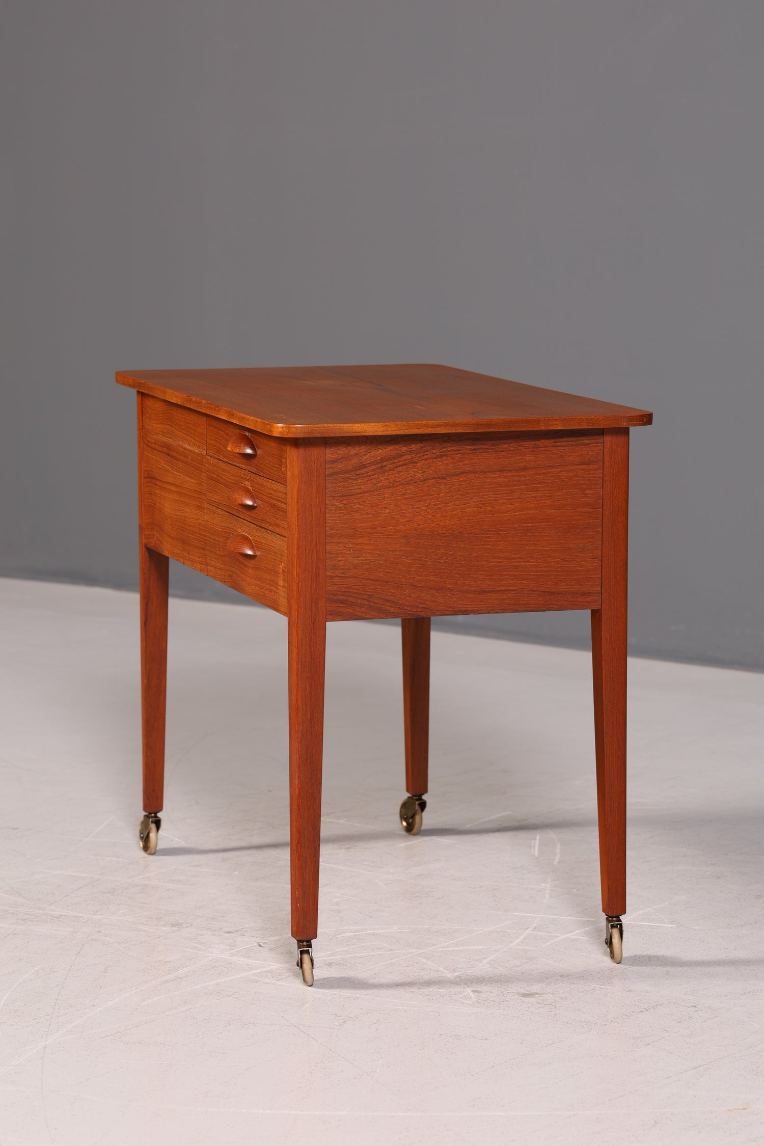 Wunderschöner Mid Century Beistelltisch Nähkasten Nähtisch Retro 60er Rolltisch Vintage Holz Skandinavisch