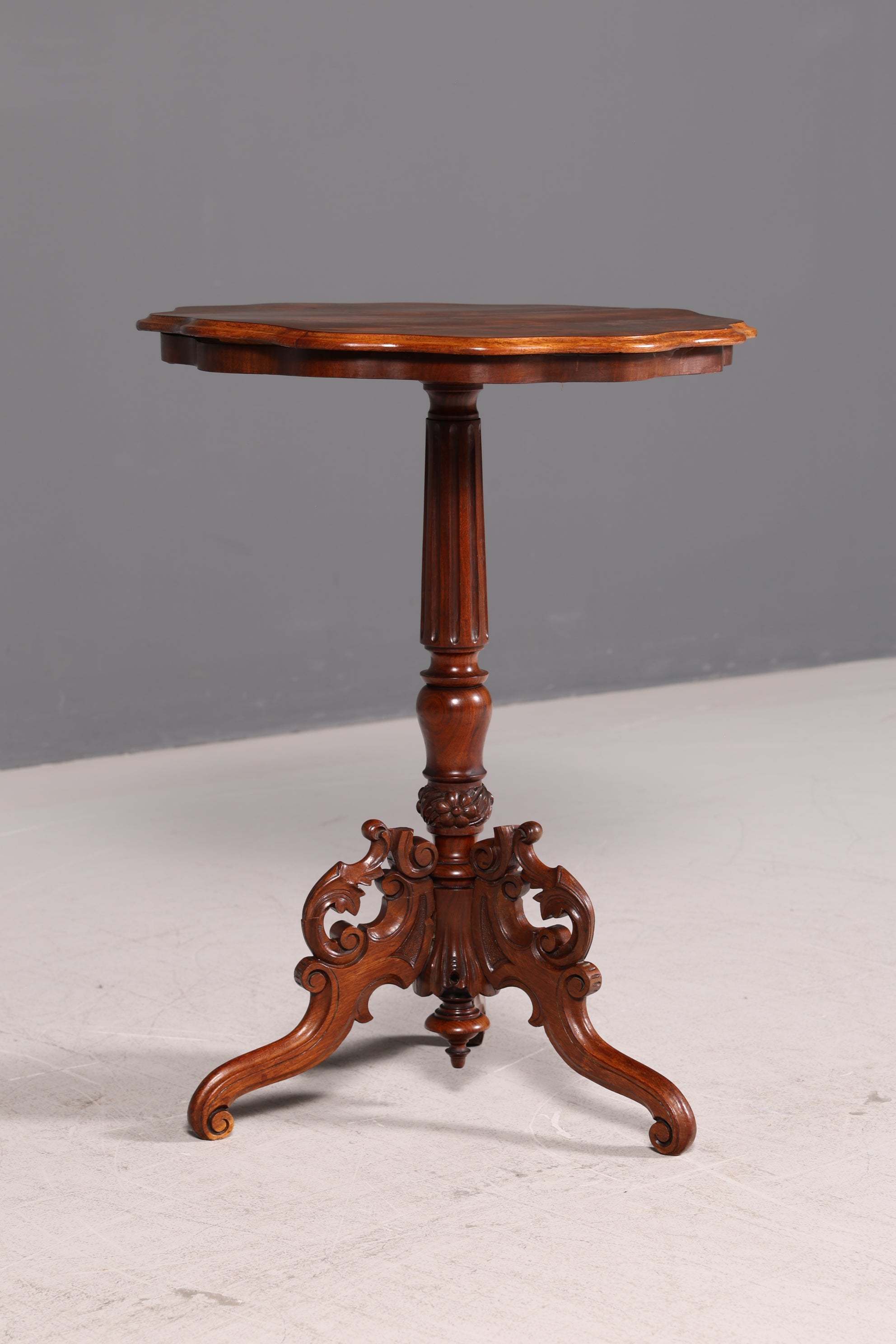 Filigraner Beistelltisch im Antik Stil Barock Ablagetisch Intarsien Beistelltisch Vintage Holz