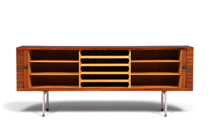 Beeindruckendes Original Hans J. Wegner für RY Møbler Modell RY 25 Sideboard Palisander Holz TV Kommode Vintage Schiebetür Schrank 2 von 2