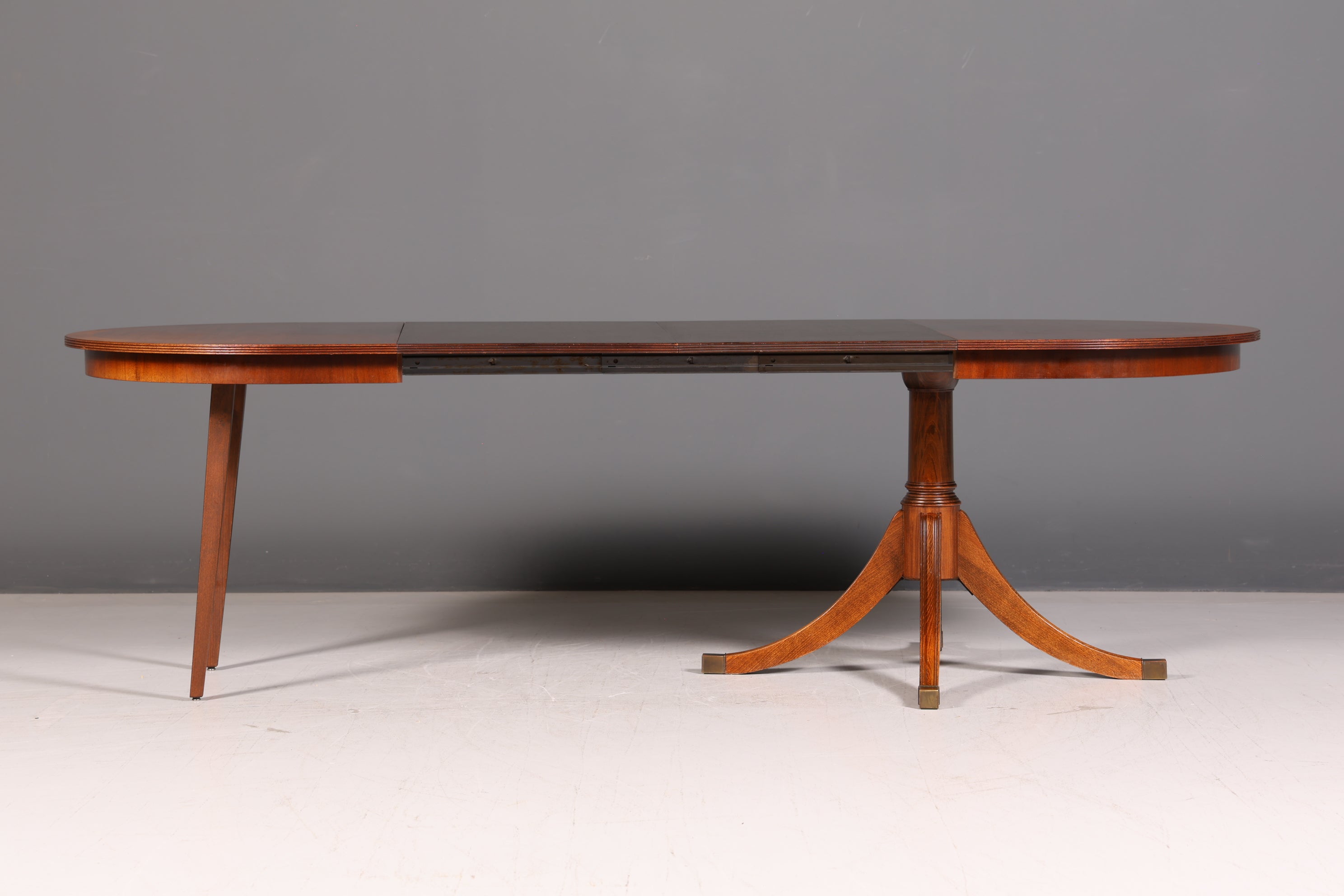 Beautiful English extendable dining table antique style 60s kitchen table mahogany