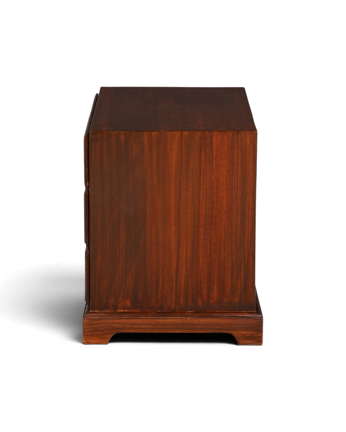 Hauptstadt Möblerei maritime Kommode aus dunklem Massivholz im englischen Stil mit seitlicher Ansicht
