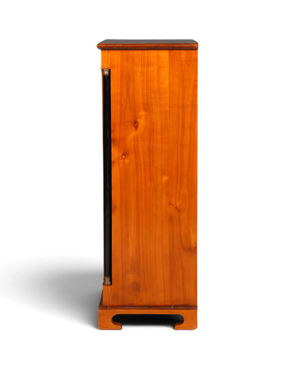 Hauptstadt Möblerei H836 Kommode aus hellem Holz mit schwarzer Seitenleiste und klassischem Design