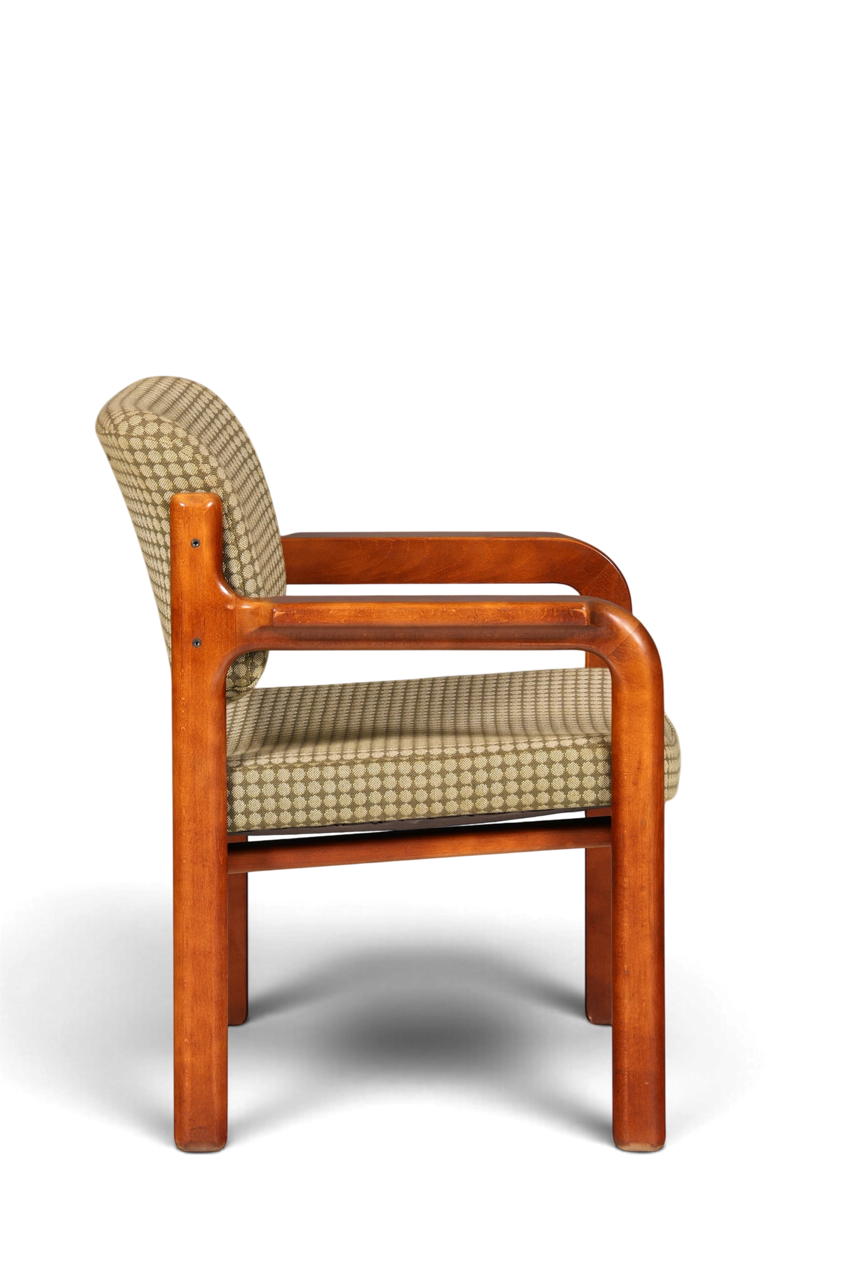 Hauptstadt Möblerei Mid Century Armlehnstuhl aus Holz mit gemustertem Stoffbezug in Seitenansicht
