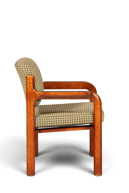 Hauptstadt Möblerei Mid Century Armlehnstuhl aus Holz mit gemustertem Stoffbezug in Seitenansicht