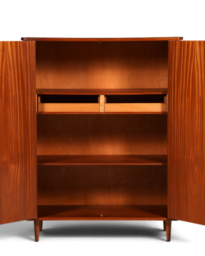 Hauptstadt Möblerei Mid Century Schrank aus den 60er Jahren mit offenen Türen, Echtholz und geräumigen Einlegeböden