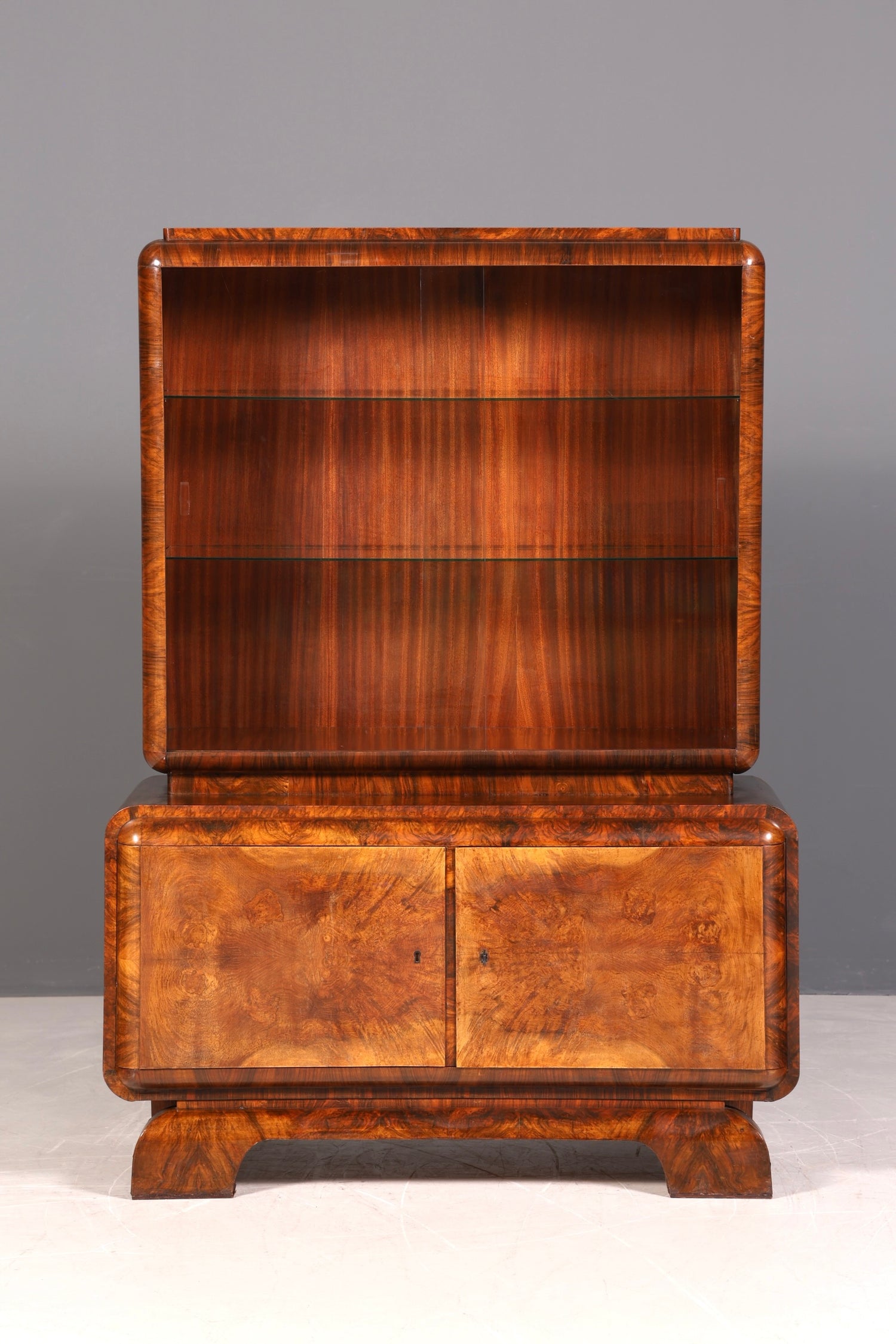 Edle Art Deco Vitrine Nussbaum Vitrine massiv Holz Antik Schrank Regal Vitrinenschrank