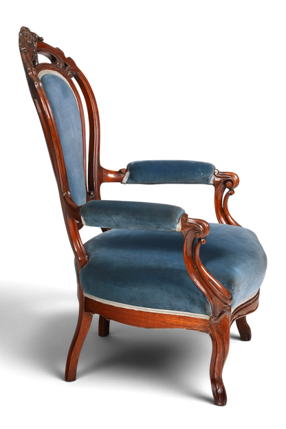Hauptstadt Möblerei Louis Philippe Sessel im Biedermeier Stil mit blauem Samtbezug und dunklem Holzrahmen
