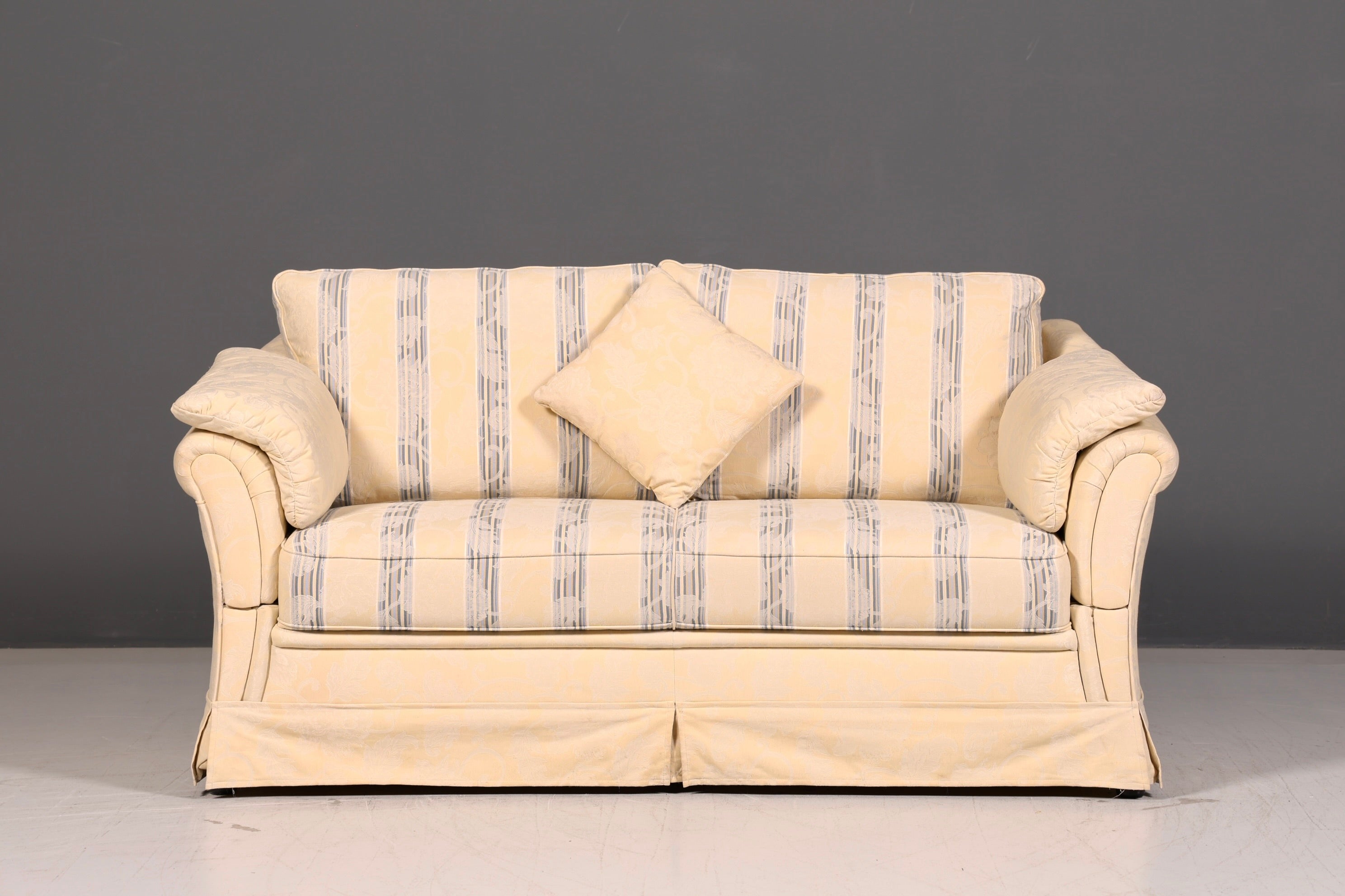 Wunderschönes Landhaus Sofa mit Hocker Englischer Stil Creme 2-Sitzer Couch Stoff Polstersofa Landhausstil Zweisitzer