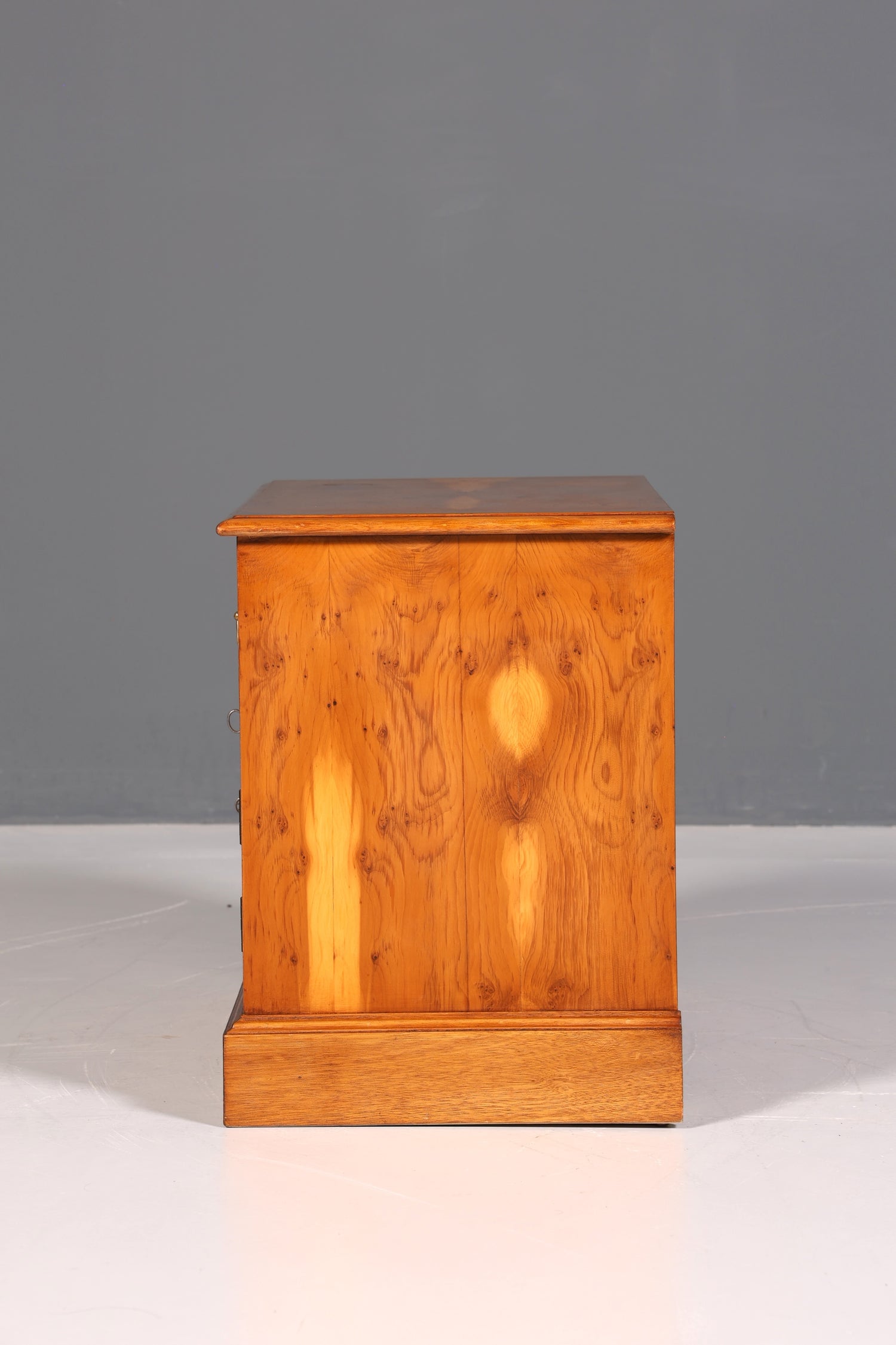 Traumhafte Englische Kommode echt Holz Schrank Eibe Antik 60er Jahre Flurkommode