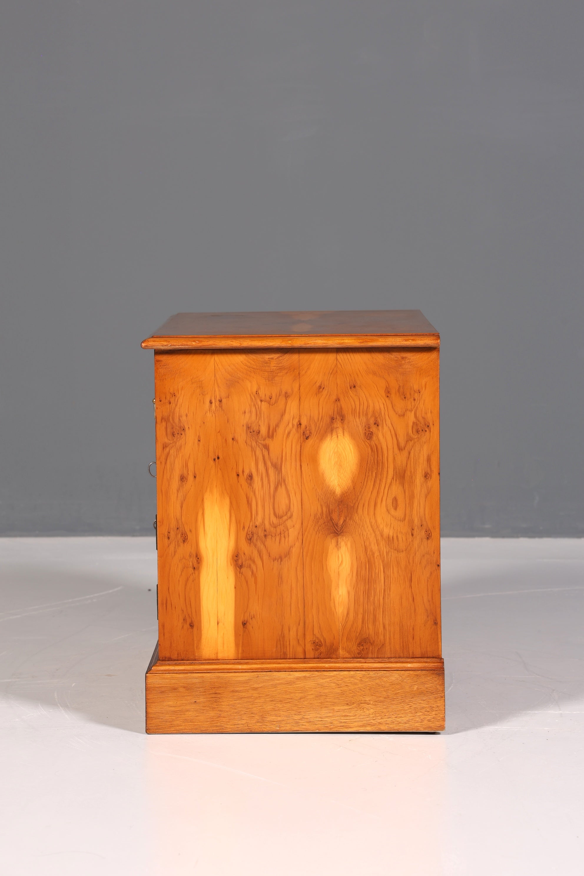 Traumhafte Englische Kommode echt Holz Schrank Eibe Antik 60er Jahre Flurkommode