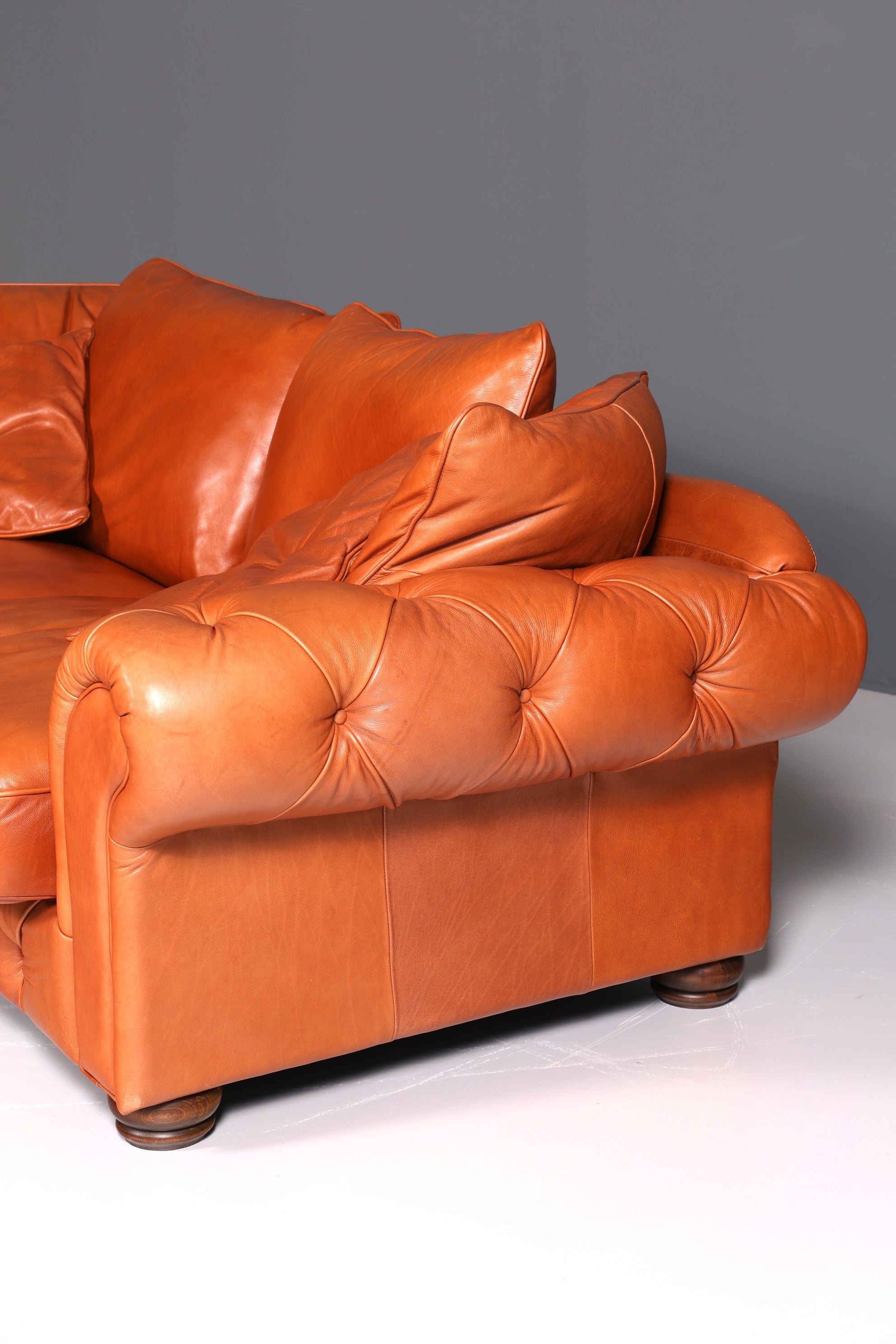 Wunderschönes Chesterfield Design Sofa Englisches echt Leder Couch Cognac Lounge Sofa