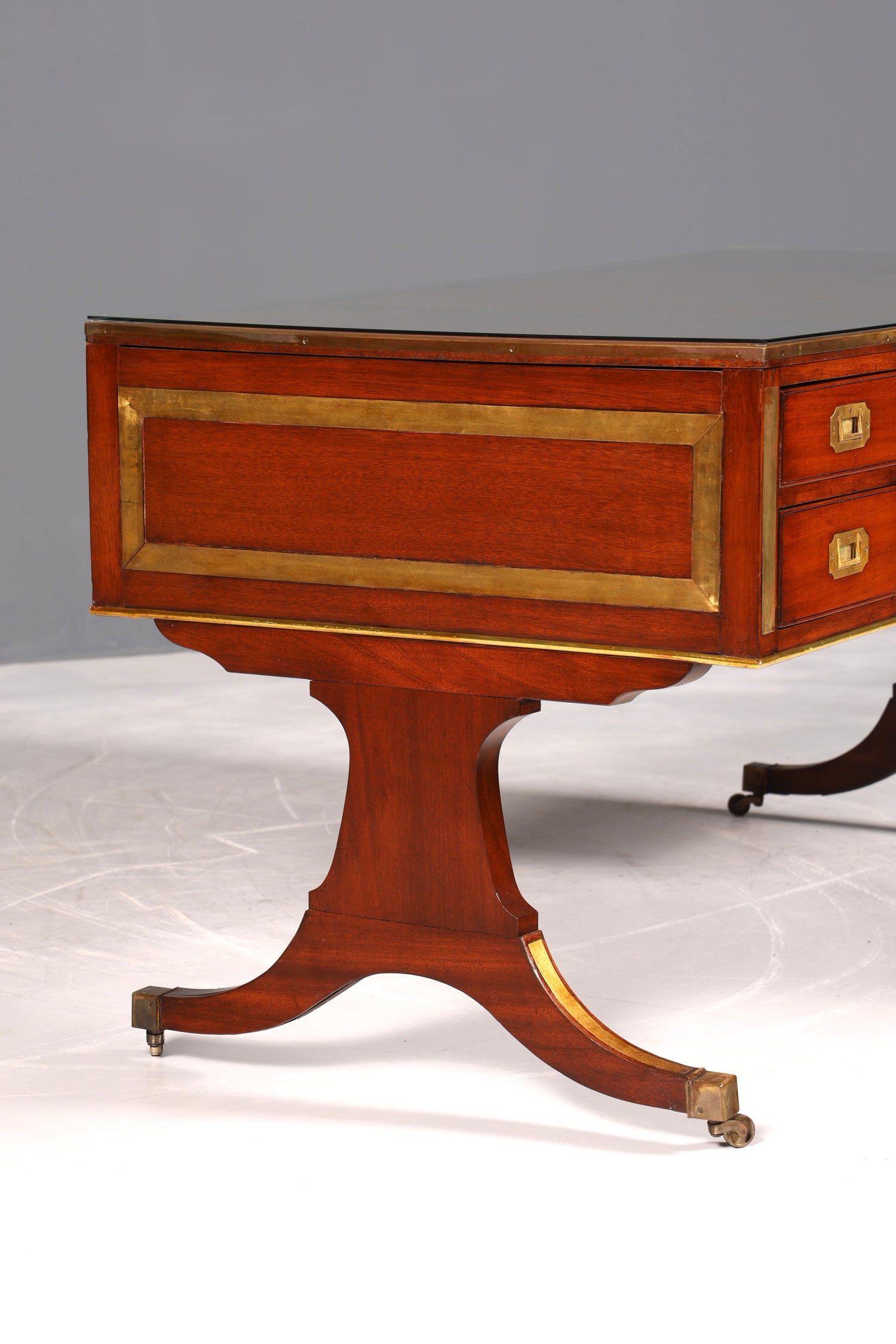 F939 Finish Edler Maritimer Schreibtisch Englischer Military Chest Bürotisch Office Table mit echt Lederauflage