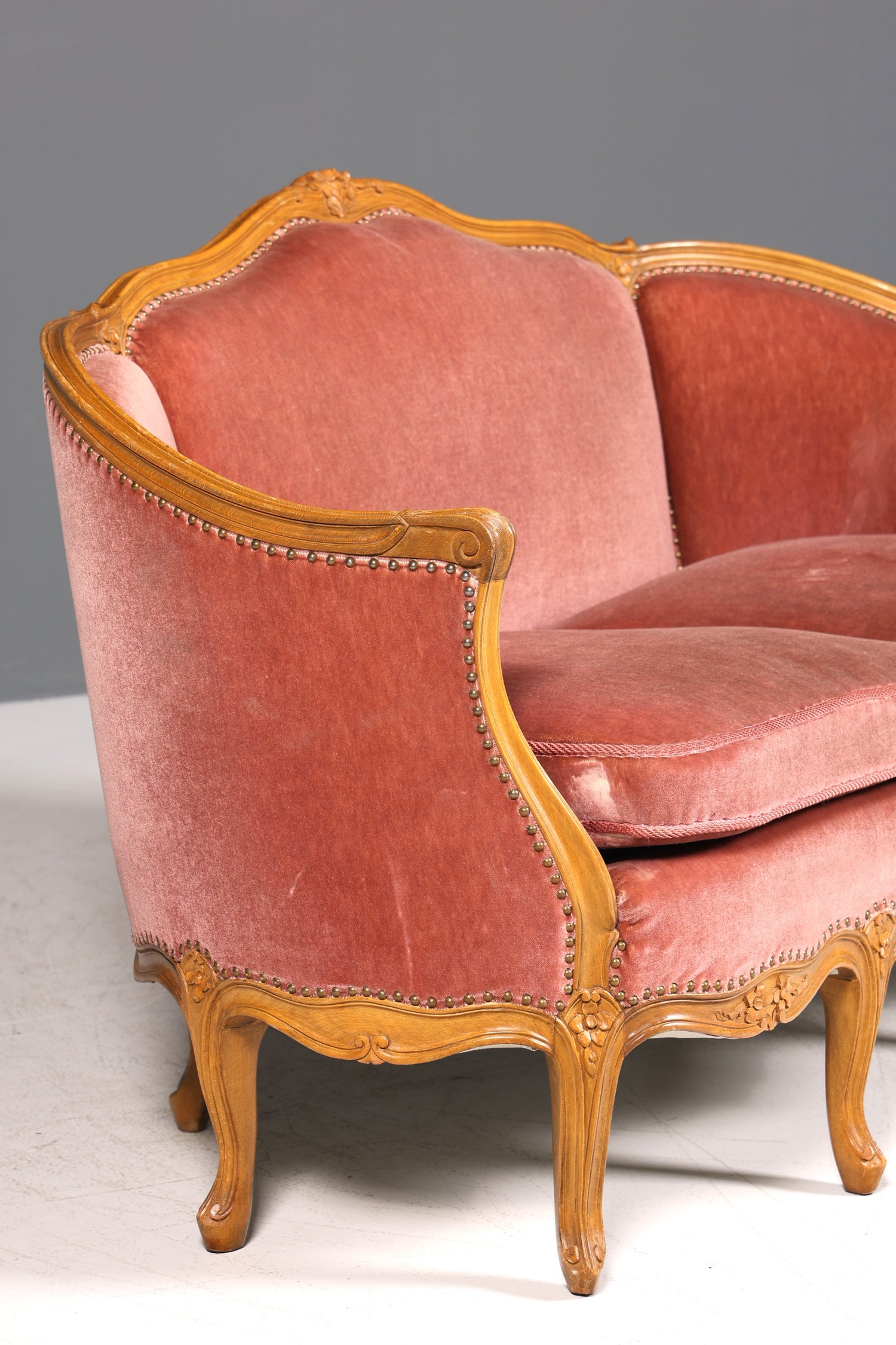 Beautiful Chippendale sofa, Baroque style couch, velvet fabric, 2-seater chaise longue