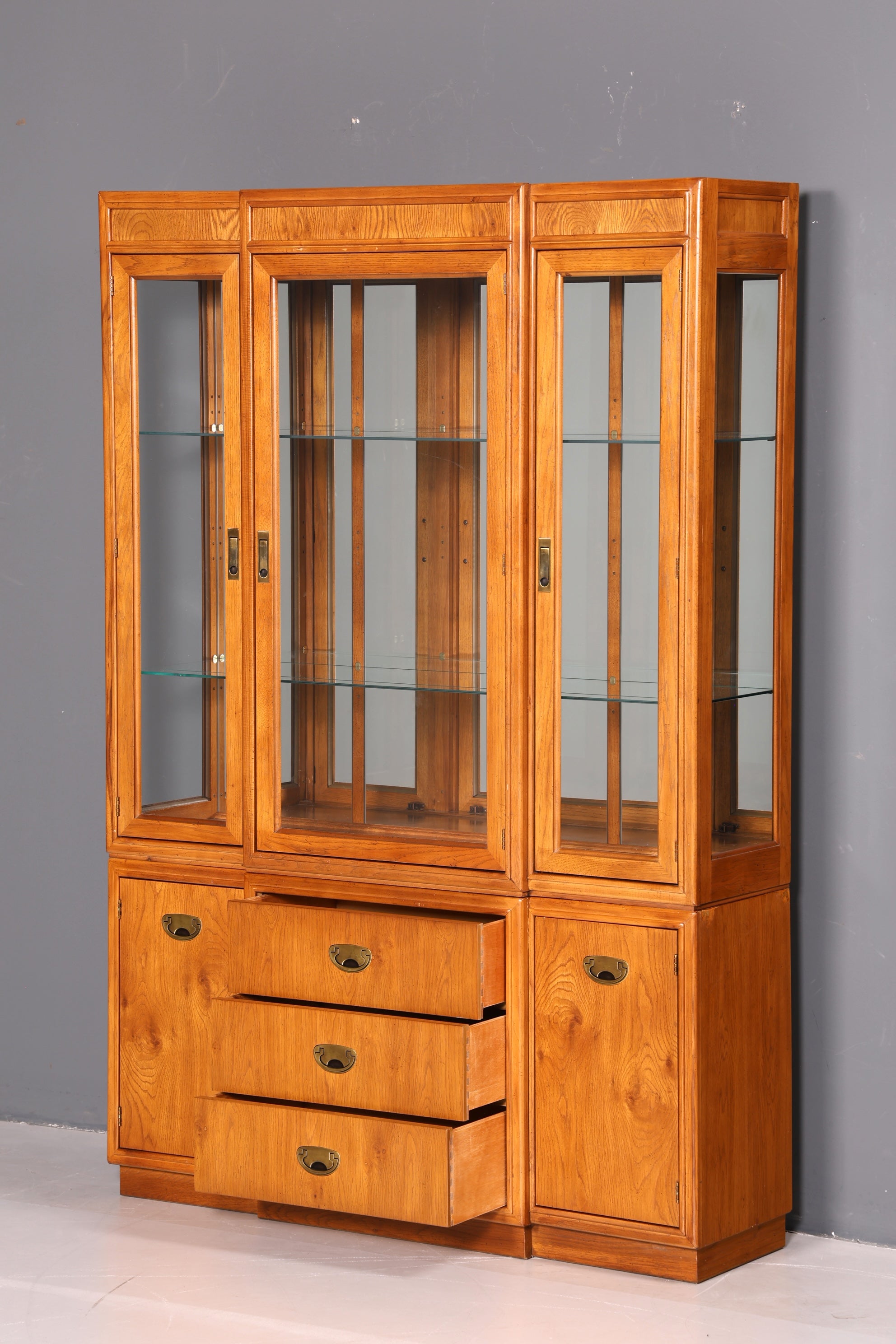 Edler Original Drexel Heritage Vitrine Bücherschrank Art Deco USA Antik Schrank Buffet Regal Glasvitrine Vintage Holz