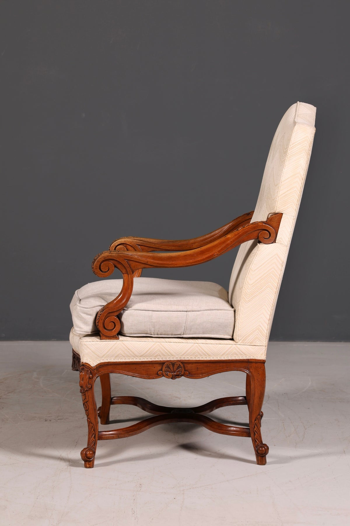 Elegante Louis-Philippe-fauteuil met armleuningen uit de Gründerzeit, antieke fauteuil, gestoffeerde fauteuil, 1 van 2