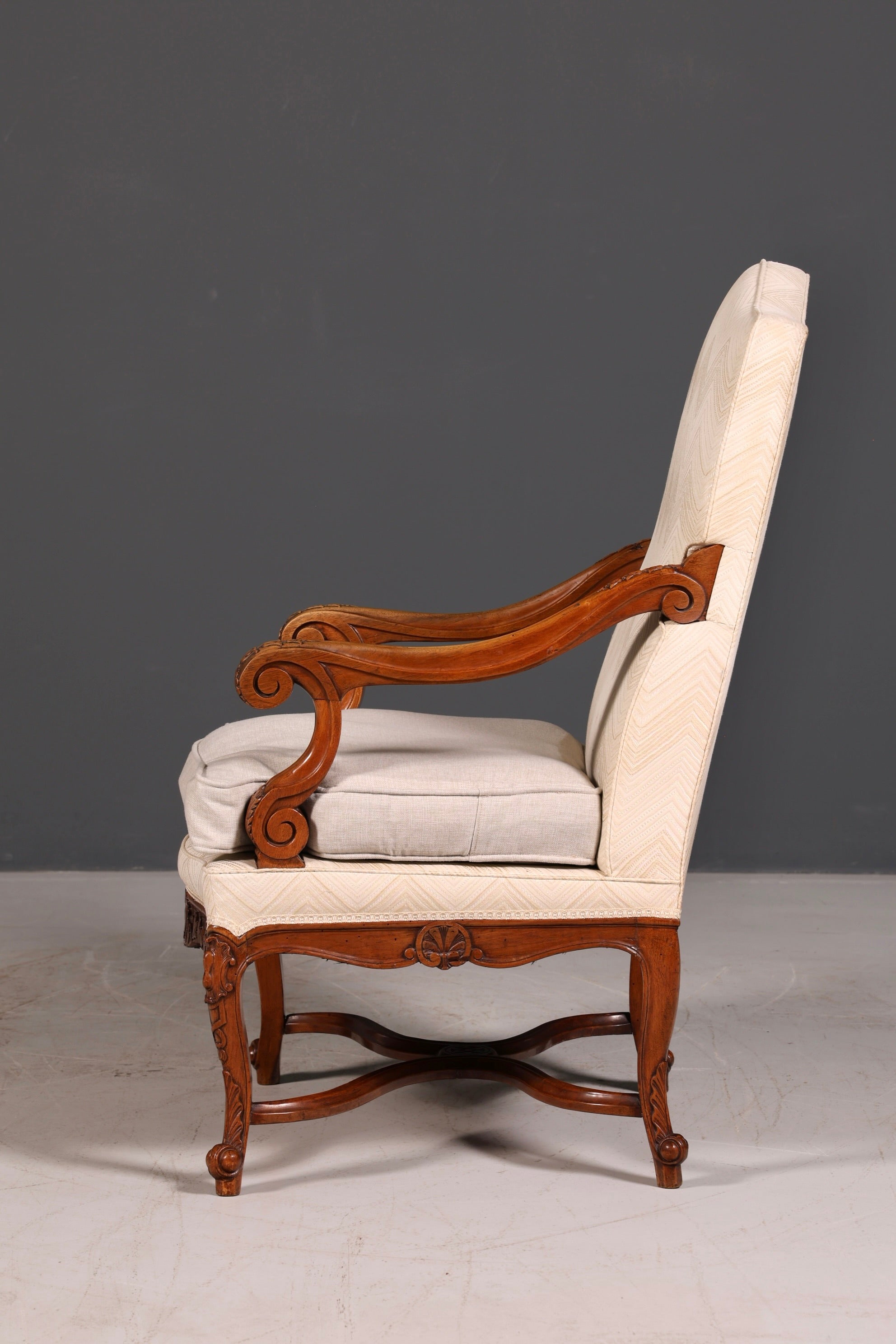 Elegante Louis-Philippe-fauteuil met armleuningen uit de Gründerzeit, antieke fauteuil, gestoffeerde fauteuil, 1 van 2