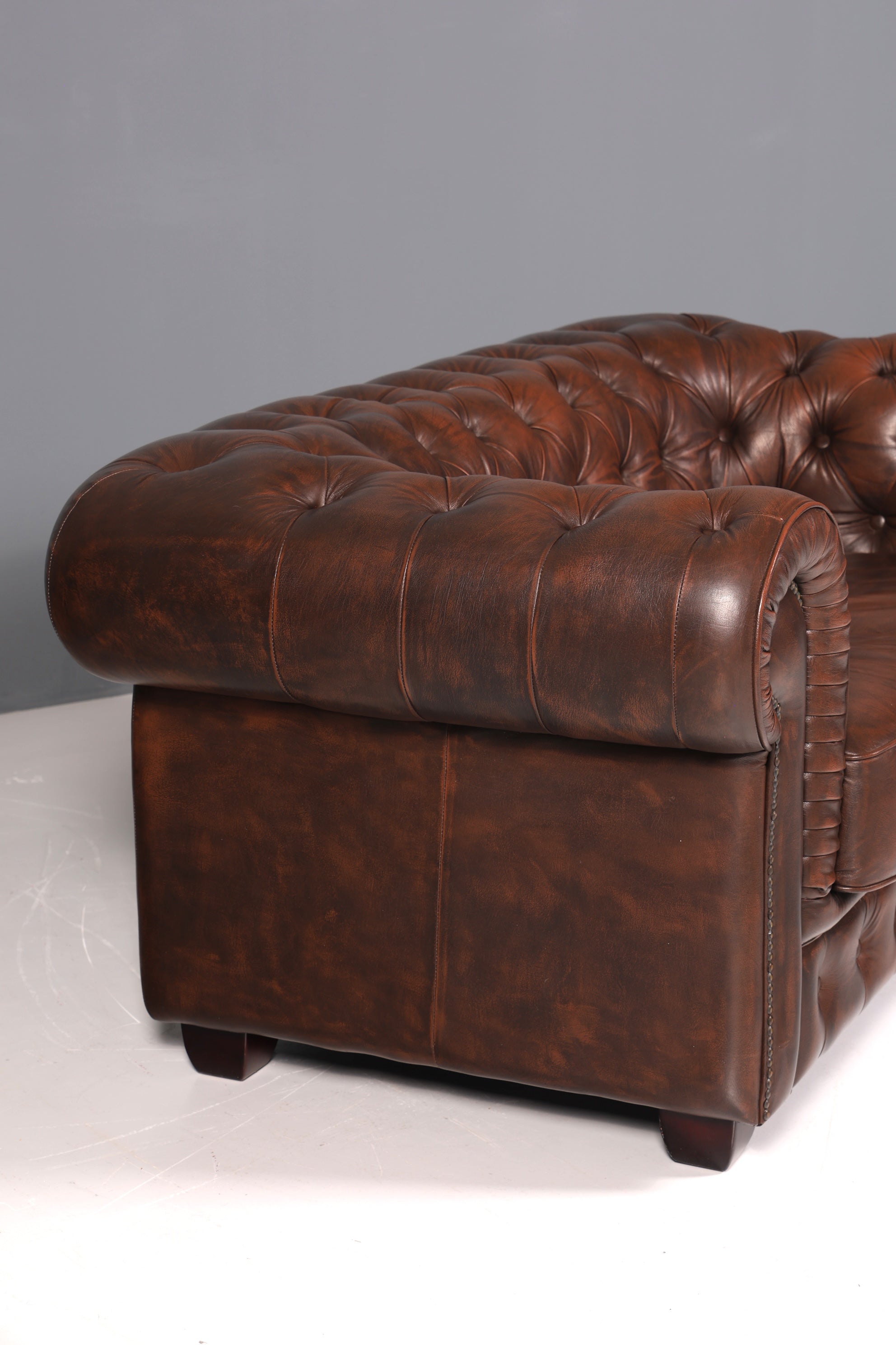 Wunderschönes Original Chesterfield Sofa Englisch echt Leder 2- Sitzer Couch