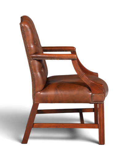 Hauptstadt Möblerei Chesterfield Armlehnstuhl aus braunem Echtleder mit Knopfheftung und Holzrahmen, Seitenansicht