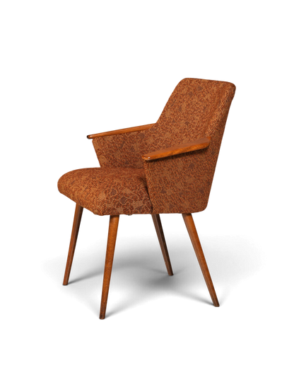 Hauptstadt Möblerei Mid Century Armlehnstuhl mit braunem Strukturstoff, Holzarmlehnen und konischen Holzbeinen