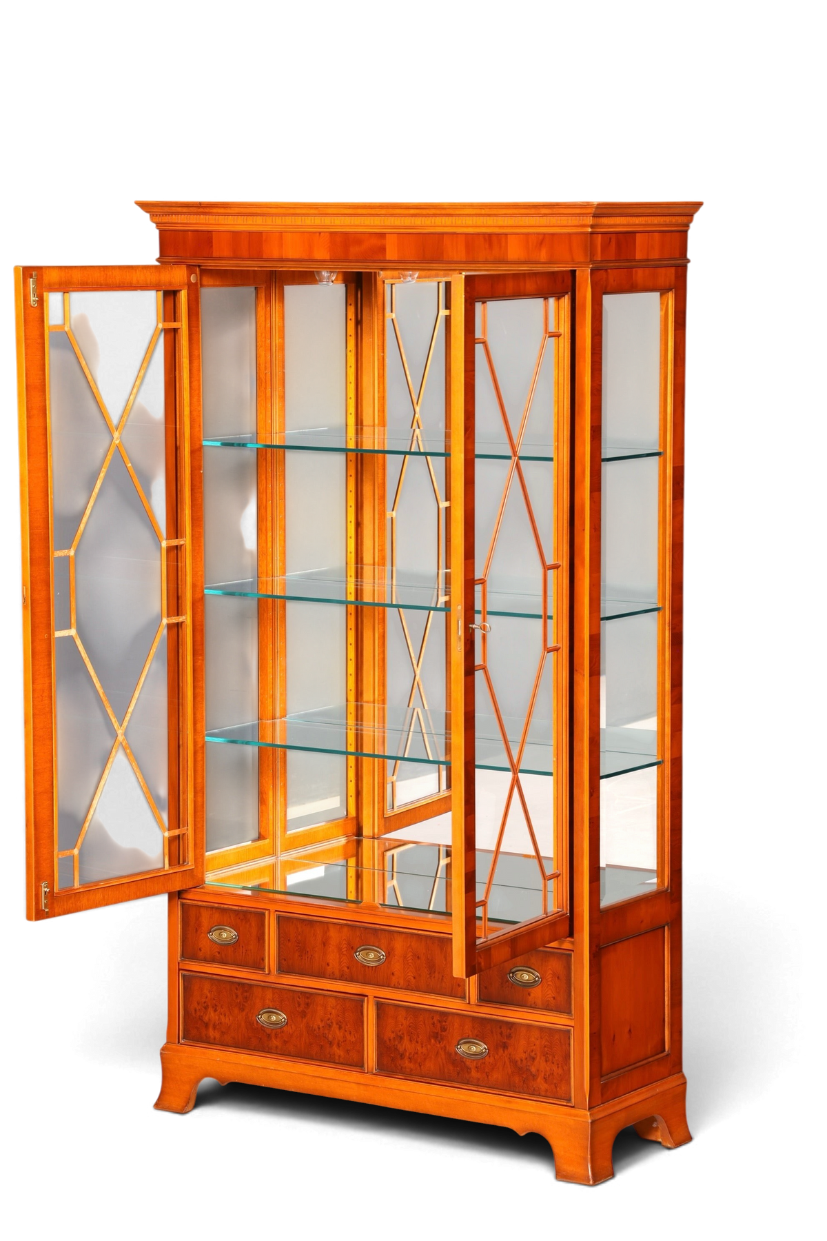 Hauptstadt Möblerei Heldense Vitrine aus Eibenholz mit Glastüren, höhenverstellbaren Einlegeböden und Beleuchtung
