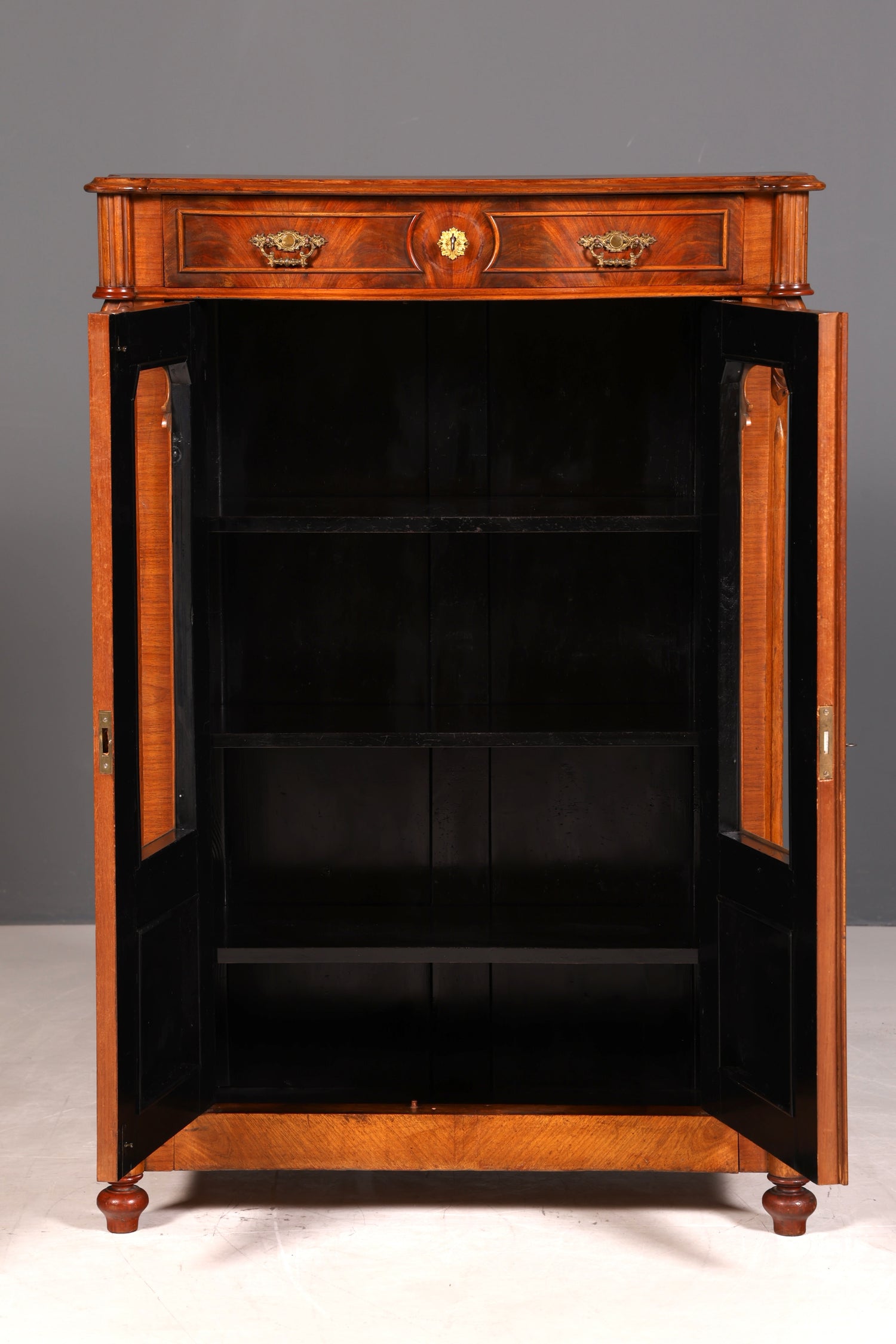 G322 Finish Edler Gründerzeit Vitrine um 1880 Schrank Antik Jugendstil Nussbaum Bücherregal (Kopie)