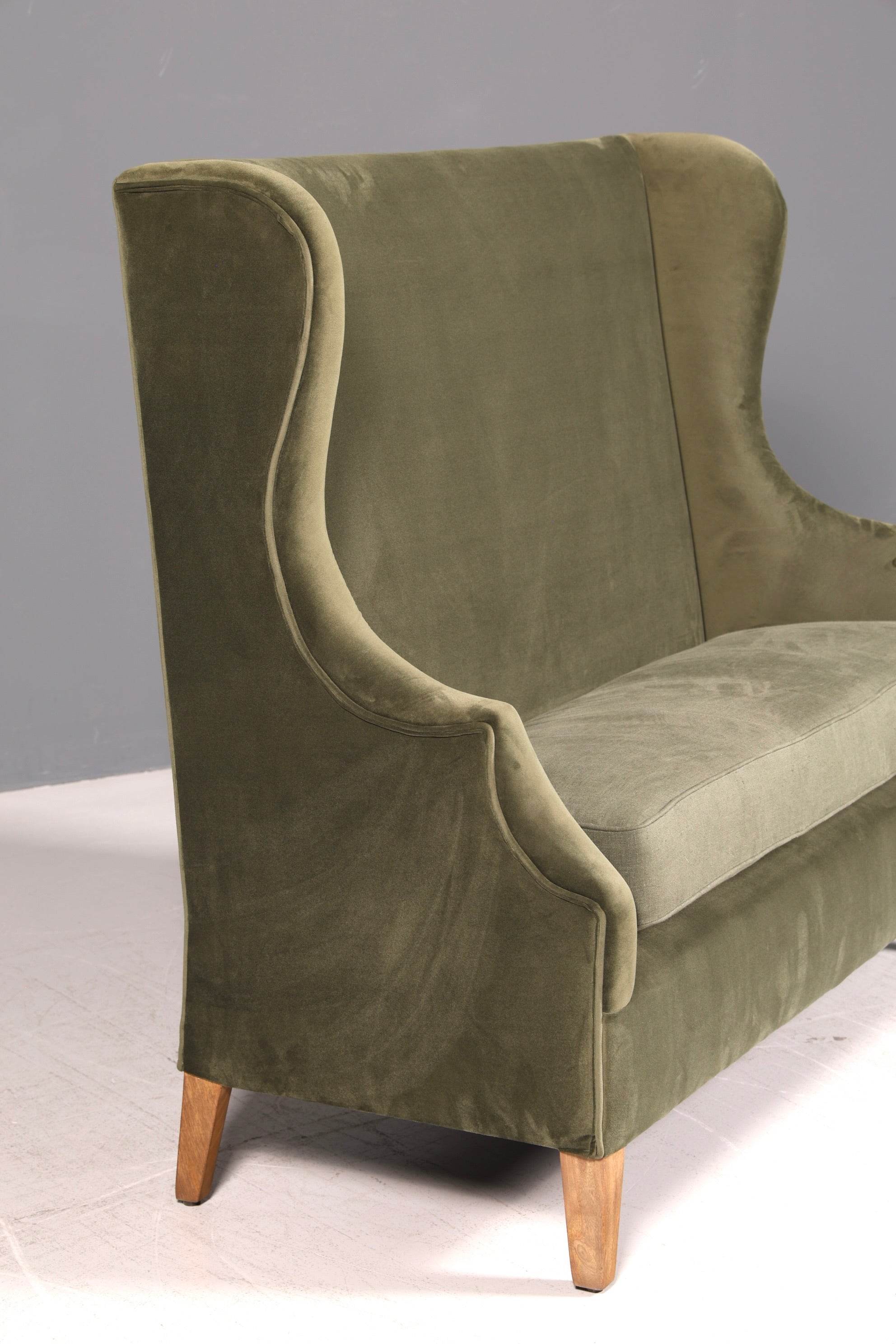Wunderschönes Loberon Ohrenbackensofa Modell Ombra Antikgrün Samt Sofa 2-Sitzer Ohrensofa Retro Mangoholz
