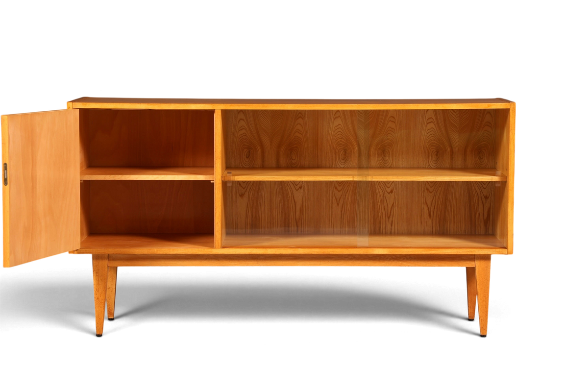 Hauptstadt Möblerei Hellerau Sideboard Modell 602 aus hellem Echtholz im Mid-Century-Design mit Glasschiebetüren