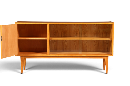 Hauptstadt Möblerei Hellerau Sideboard Modell 602 aus hellem Echtholz im Mid-Century-Design mit Glasschiebetüren