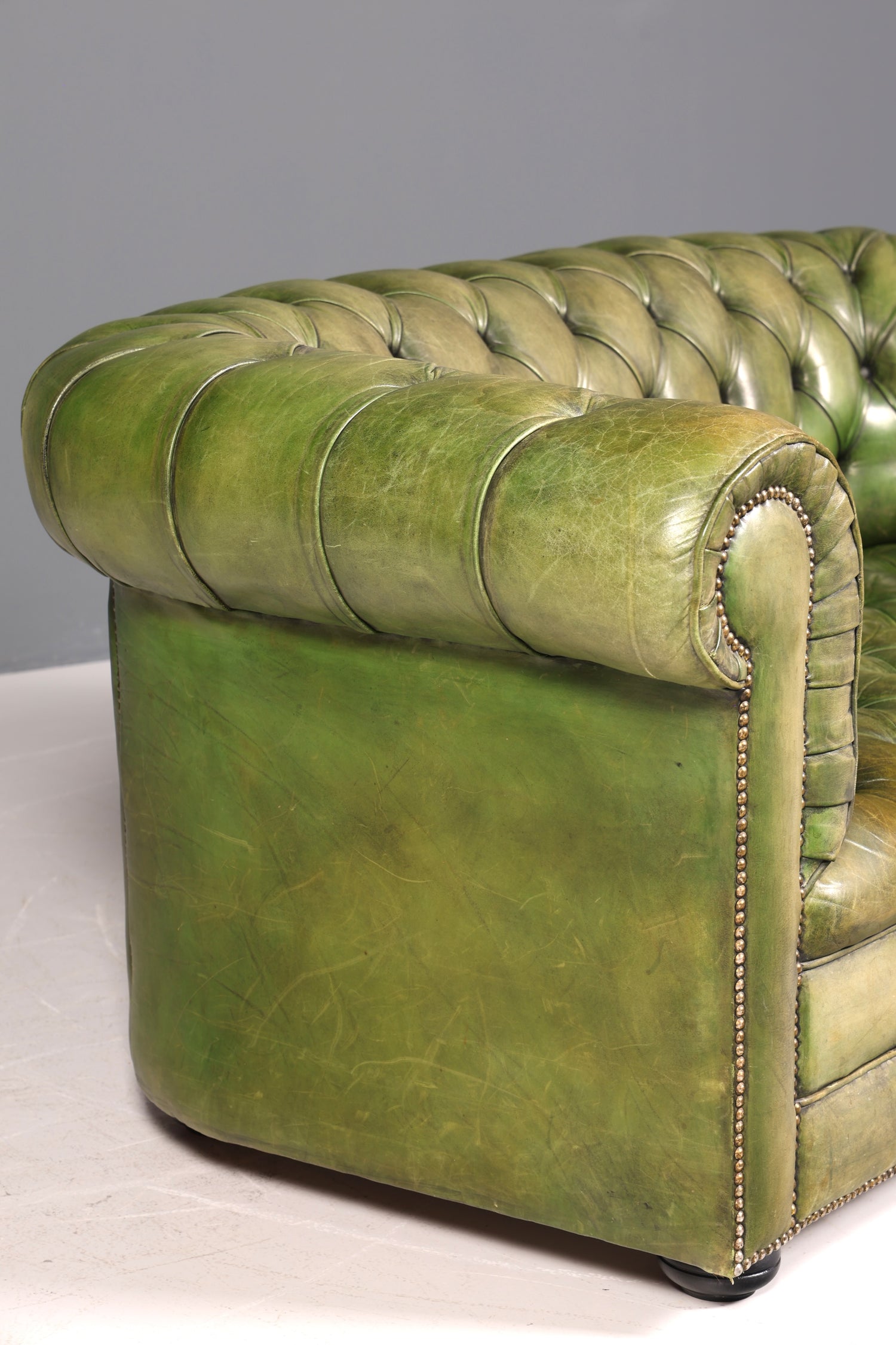 Beautiful original Chesterfield 2-seater sofa, English green, genuine leather, 2-seater couch