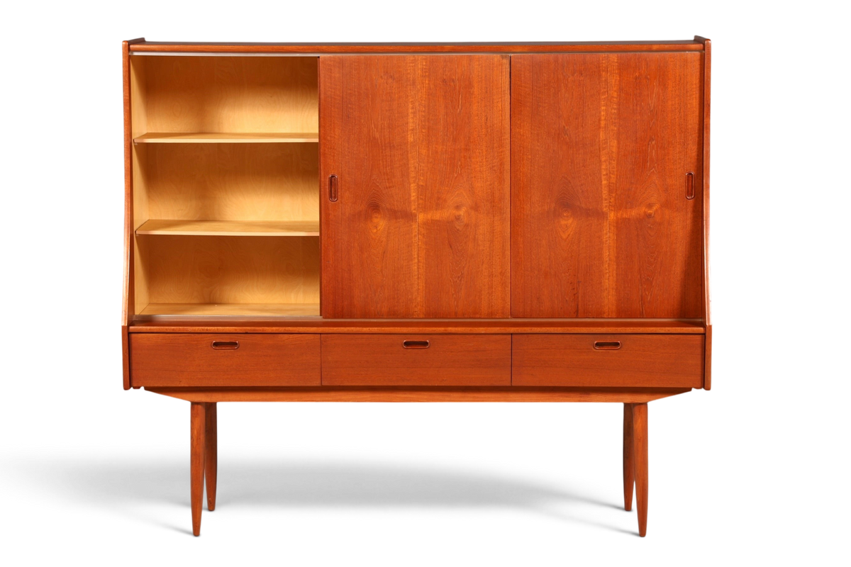 Hauptstadt Möblerei Mid Century Highboard aus Teakholz im dänischen Design mit Schiebetüren und drei Schubladen