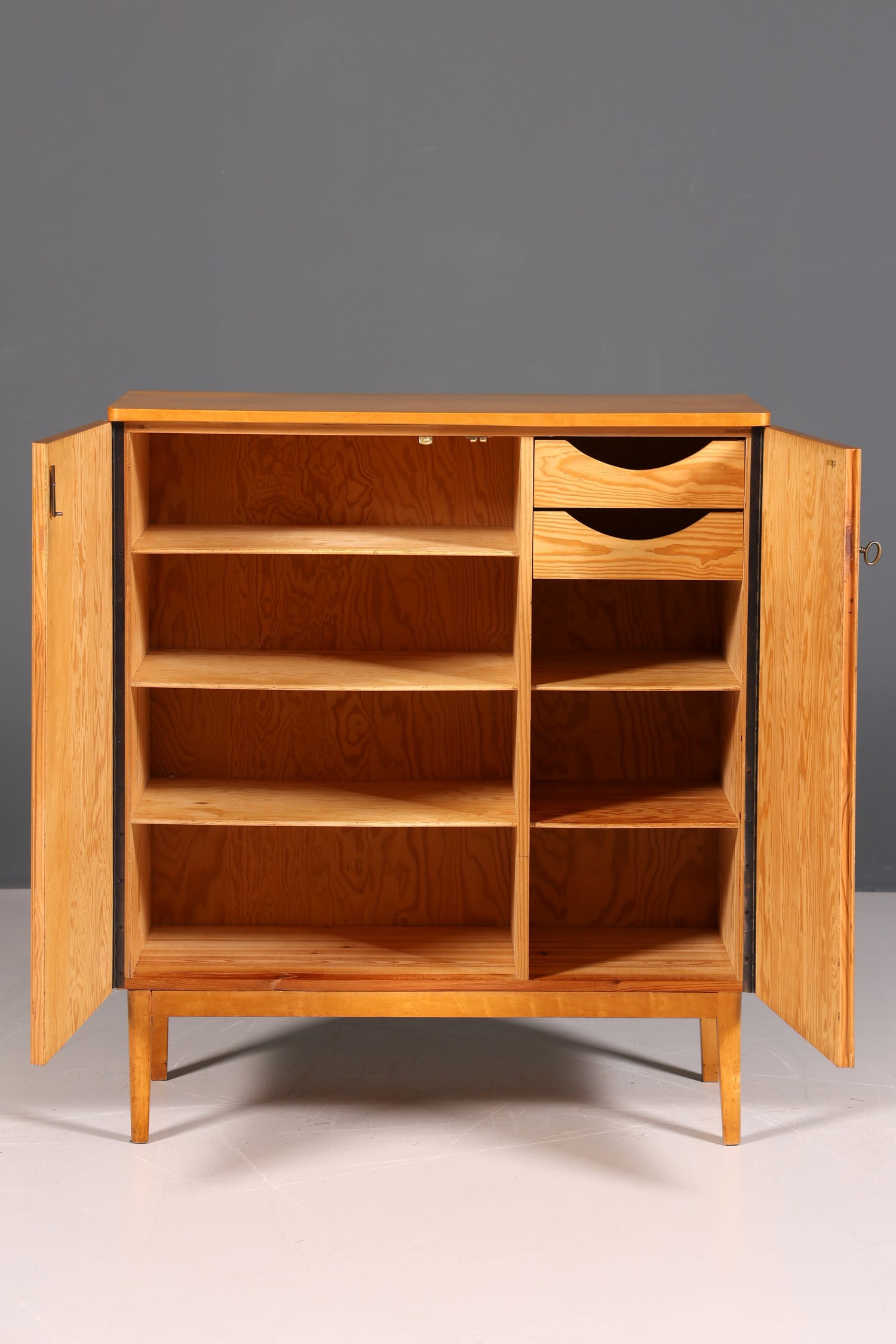Stilvoller Mid Century Schrank 60er Jahre Wäscheschrank Aktenschrank Kommode