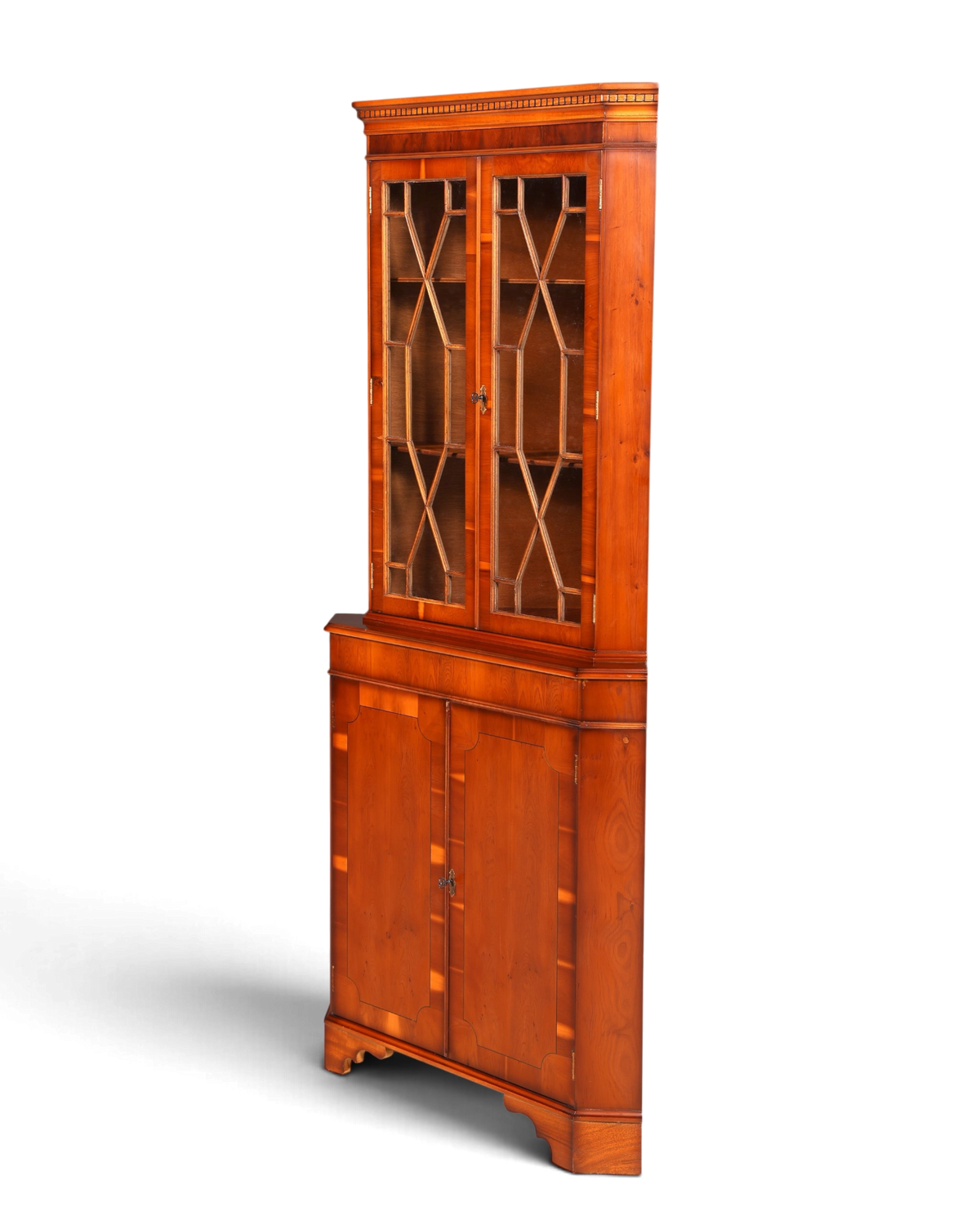 Hauptstadt Möblerei englische Eckvitrine aus massivem Holz im 60er Jahre Stil mit verglasten Türen und Stauraum