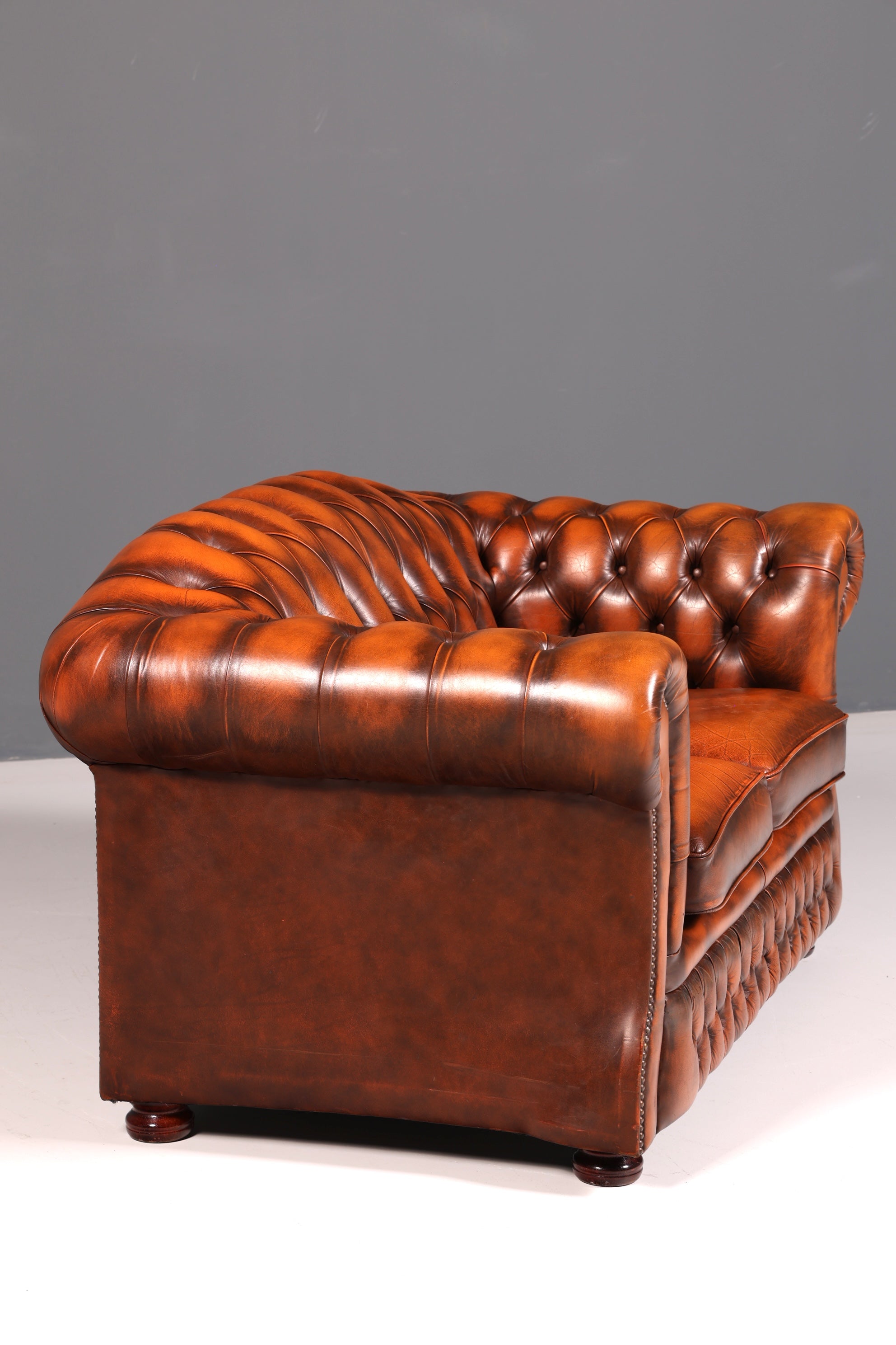 Stilvolles Original Chesterfield Sofa 2-Sitzer Couch Echt Leder Englisch Polstersofa