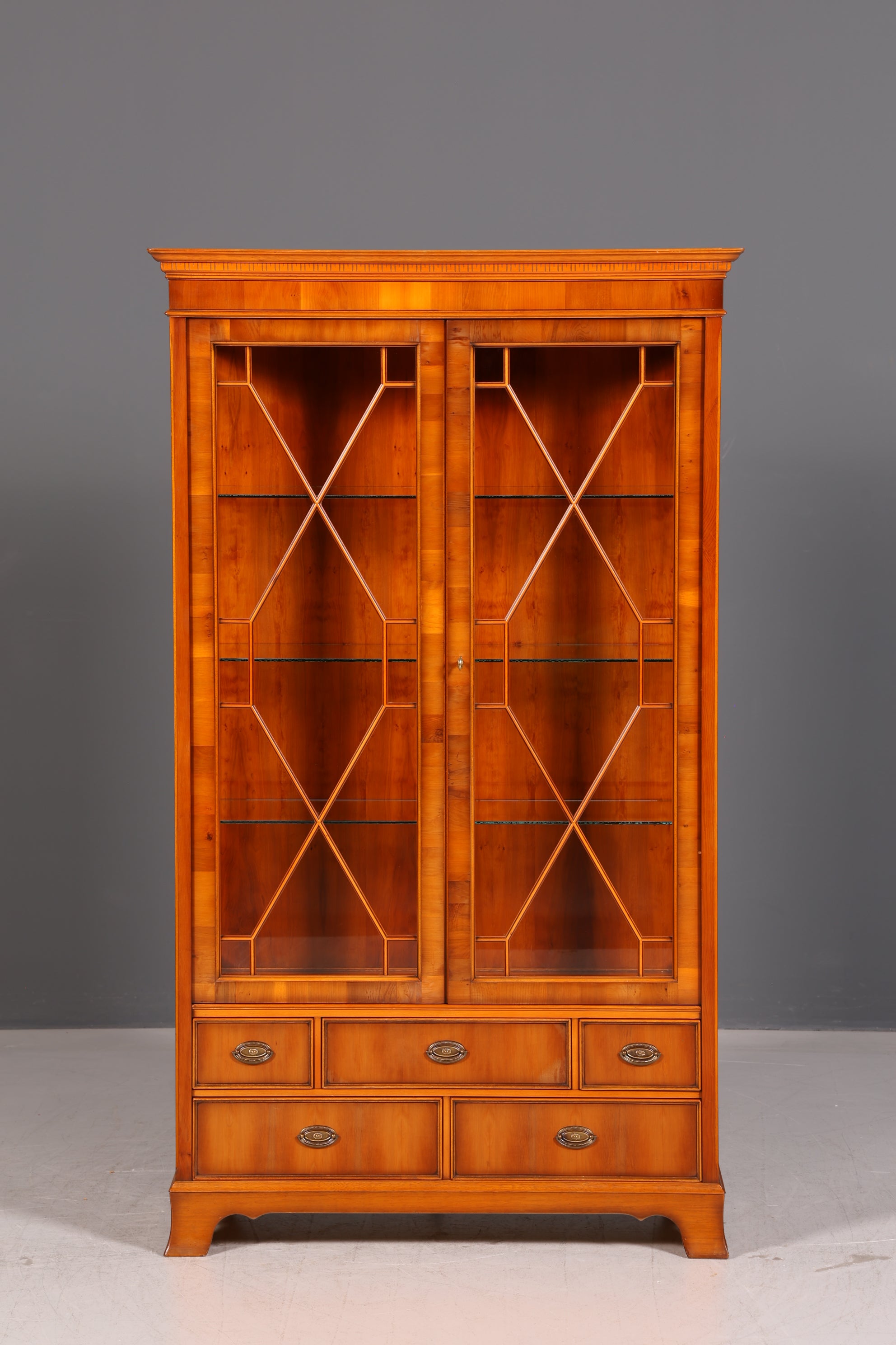 Wunderschöne Original Heldense Vitrine Englische Eibe Bücherschrank Antik Stil Glasvitrine Buffet Bibliothek