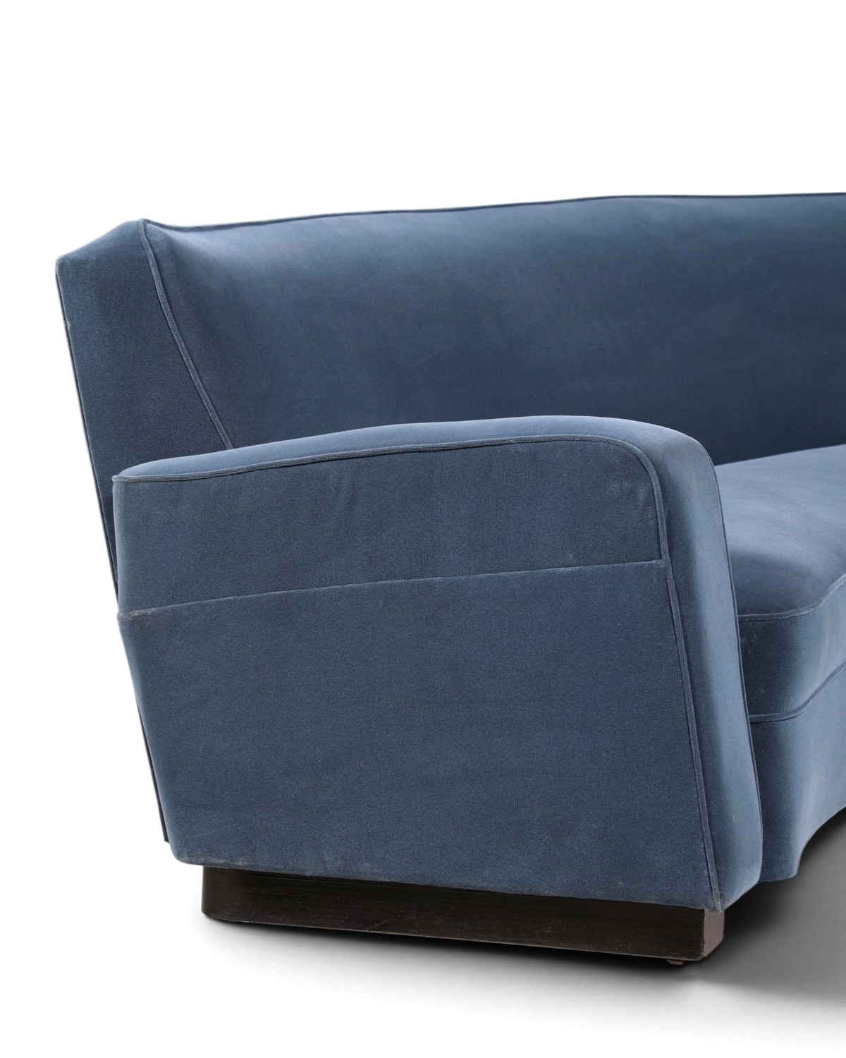 Hauptstadt Möblerei Sofa H872 in blauem Samt mit geschwungener Armlehne und dunklem Holzsockel