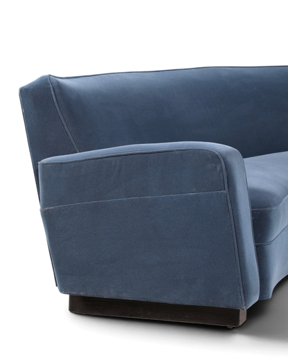 Hauptstadt Möblerei Sofa H872 in blauem Samt mit geschwungener Armlehne und dunklem Holzsockel