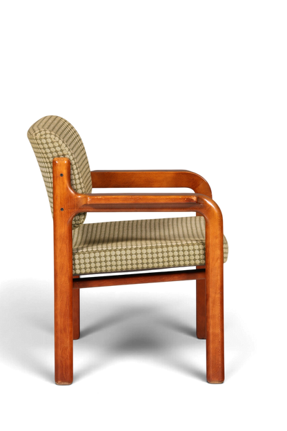 Hauptstadt Möblerei Mid Century Armlehnstuhl aus Holz mit gemustertem Stoffbezug in Seitenansicht