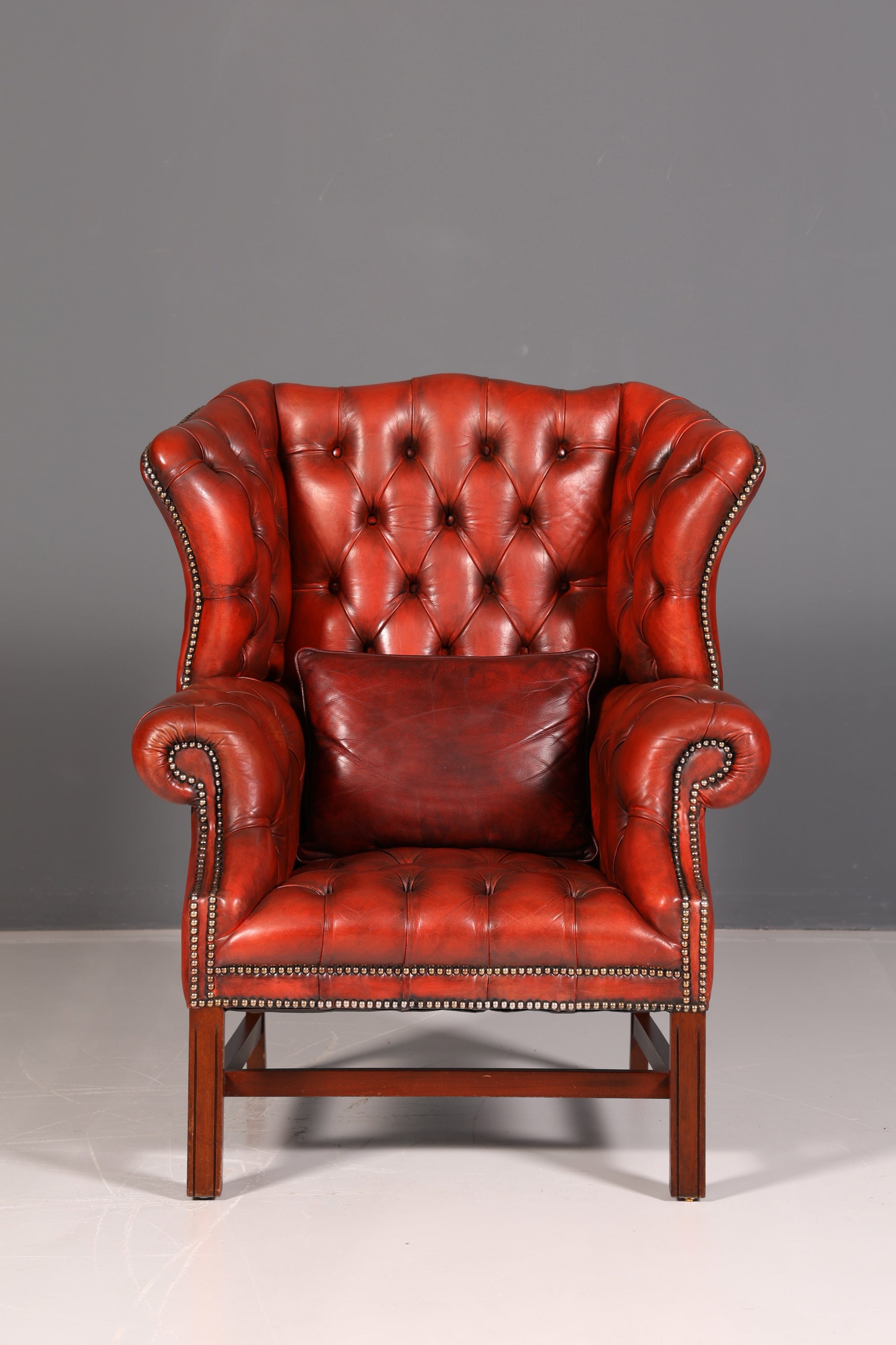 Originele Chesterfield-oortfauteuil met hocker, echt leer, Engelse herenfauteuil, leren fauteuil, antiek, vintage