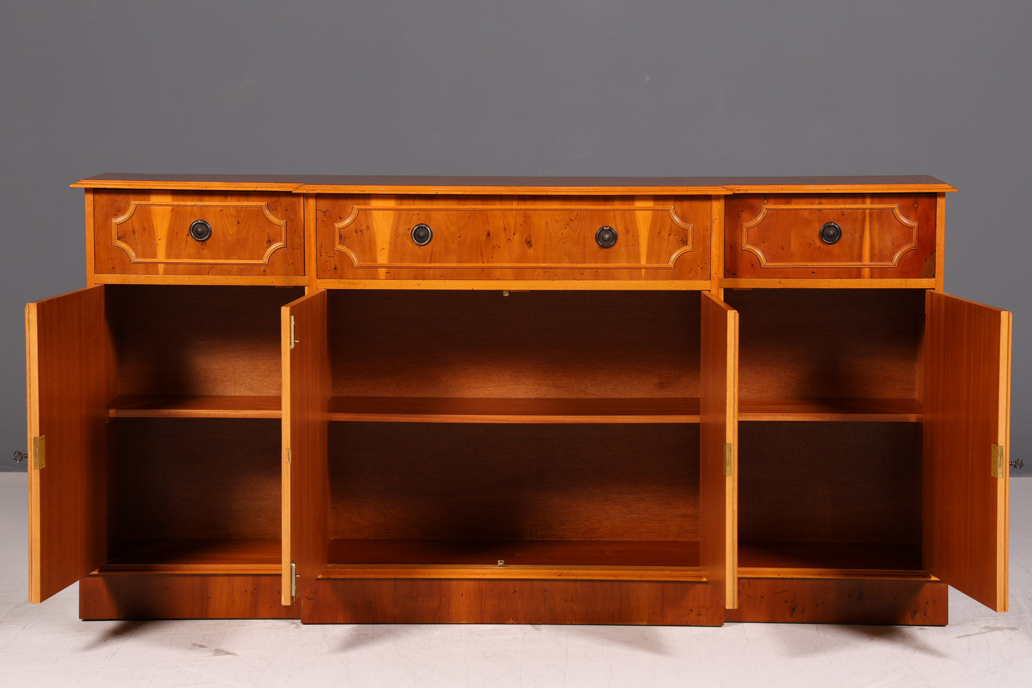 Wunderschönes Englisches Sideboard Eibe Schrank Antik Stil 60er Buffetschrank Kommode Anrichte Vintage