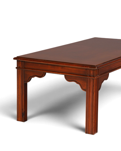 Hauptstadt Möblerei Couchtisch aus dunklem Holz mit geschwungenen Zargen und klassischem Design
