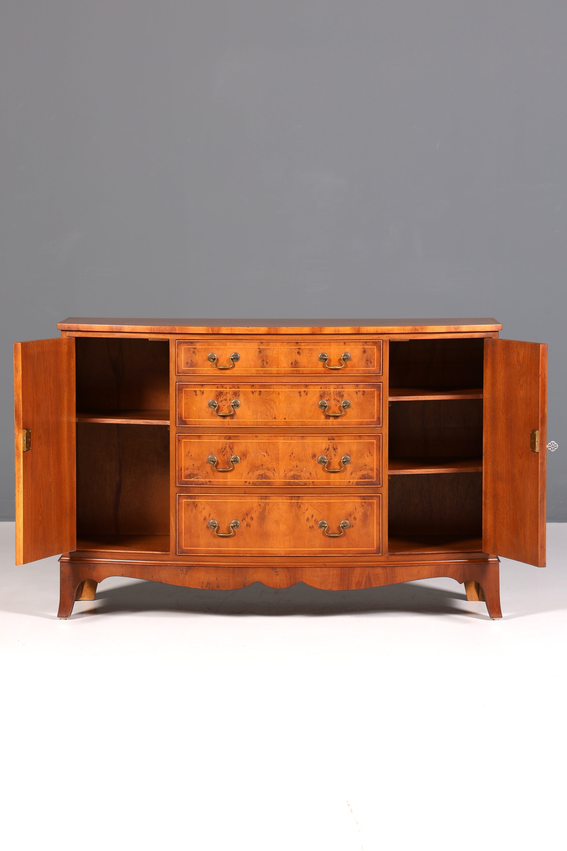 Wunderschönes Englisches Reprodux Bevan Funnell Sideboard echt Holz Schrank Antik Stil Buffetschrank Kommode