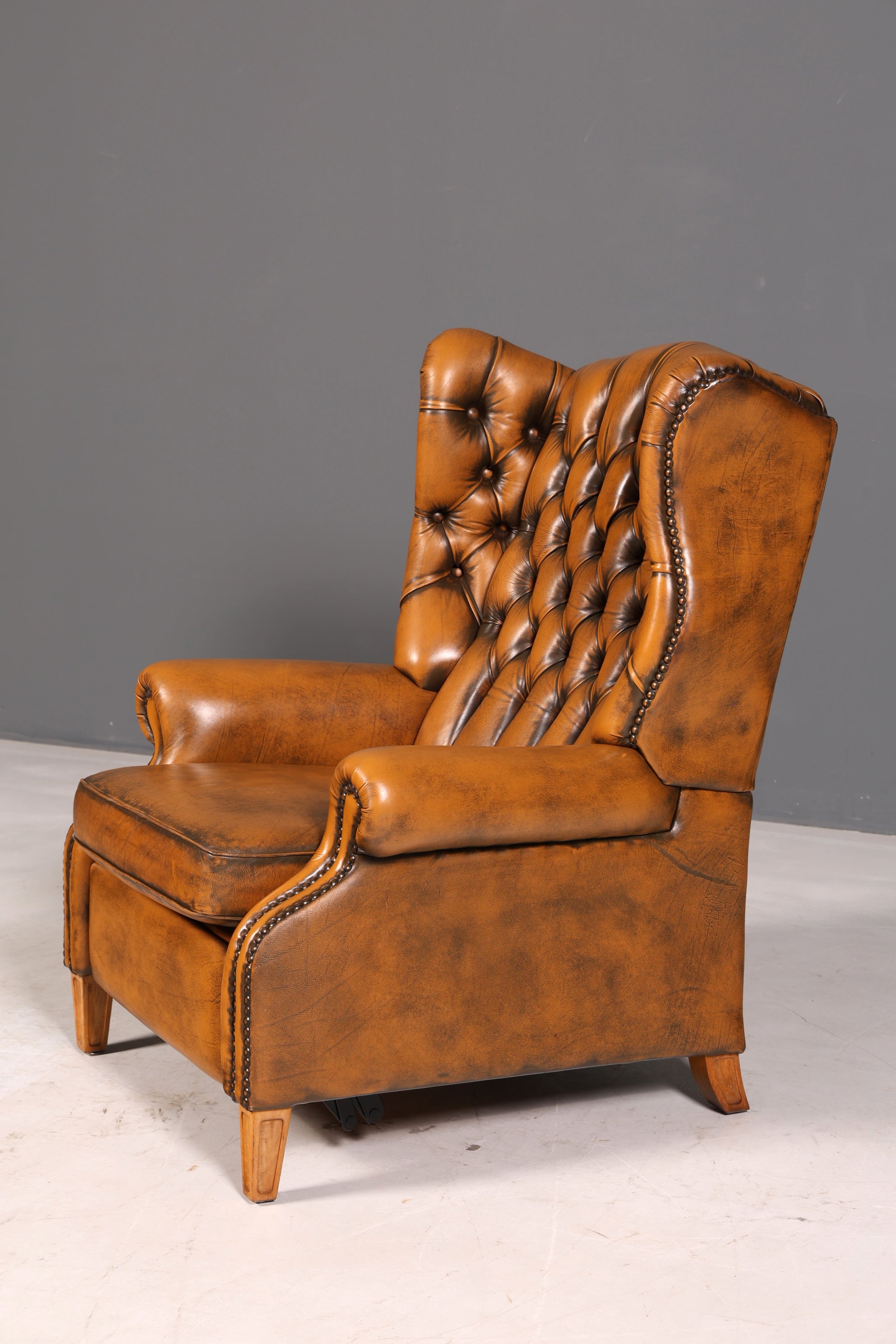 Prachtige originele Chesterfield-oorfauteuil van echt Engels leer, herenfauteuil, relaxfauteuil met ligfunctie, vintage