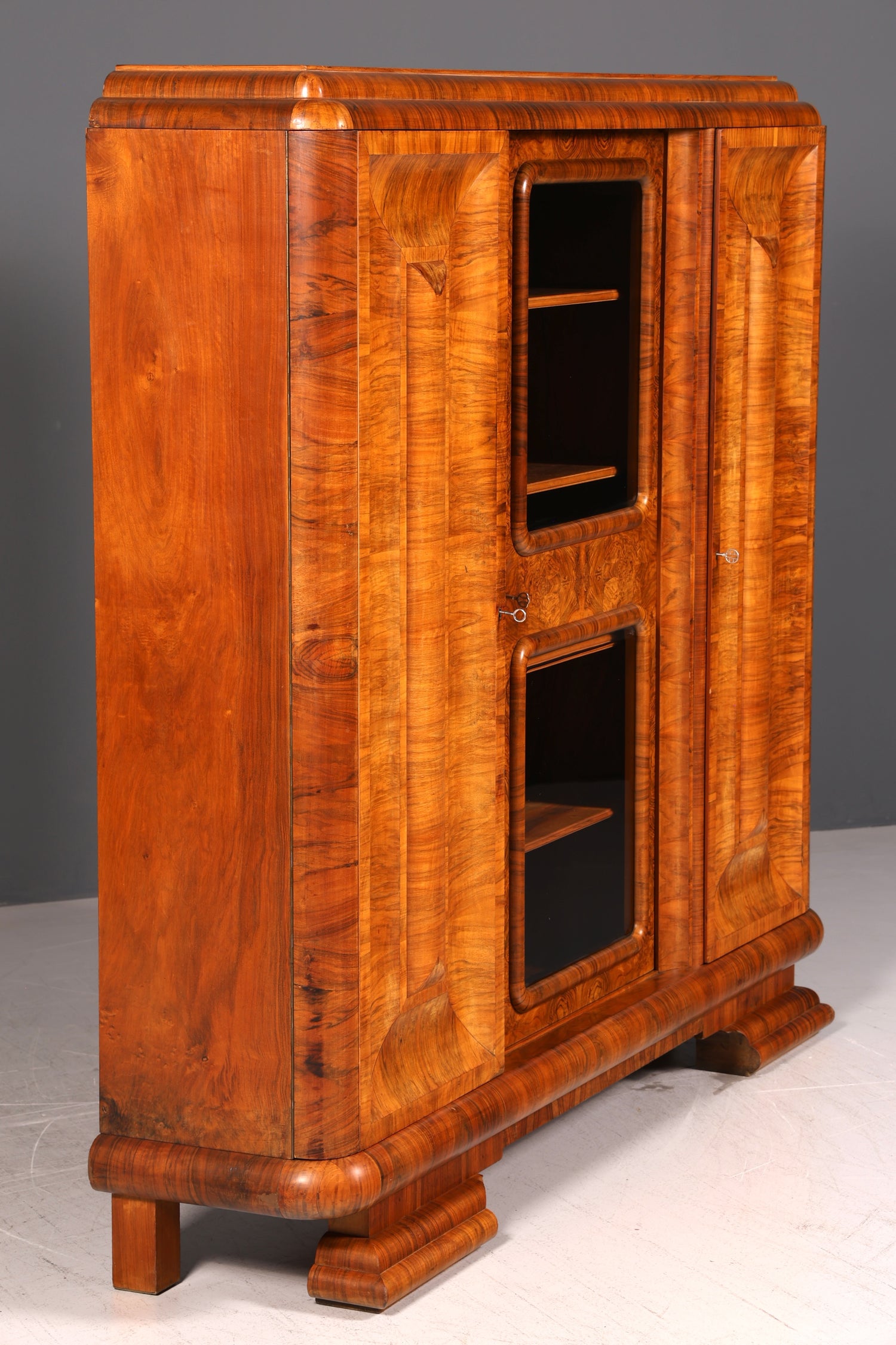 Beeindruckende Original Art Deco Vitrine Nussbaum Bücherschrank Glasvitrine Schrank Antik Massivholz Vintage