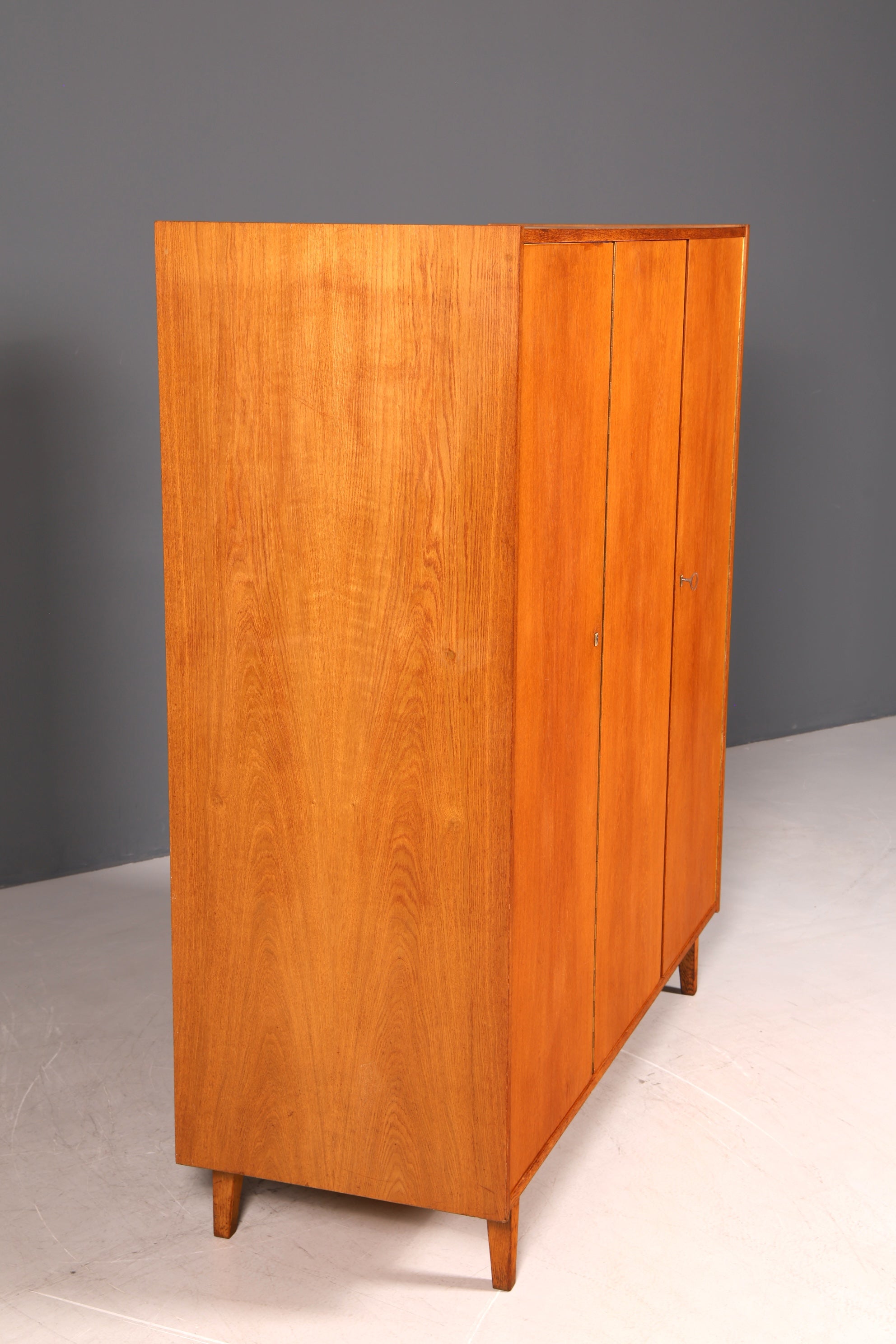 G384 Finish Traumhafter Mid Century Kleiderschrank Vintage Schrank Retro Wäscheschrank (Kopie)