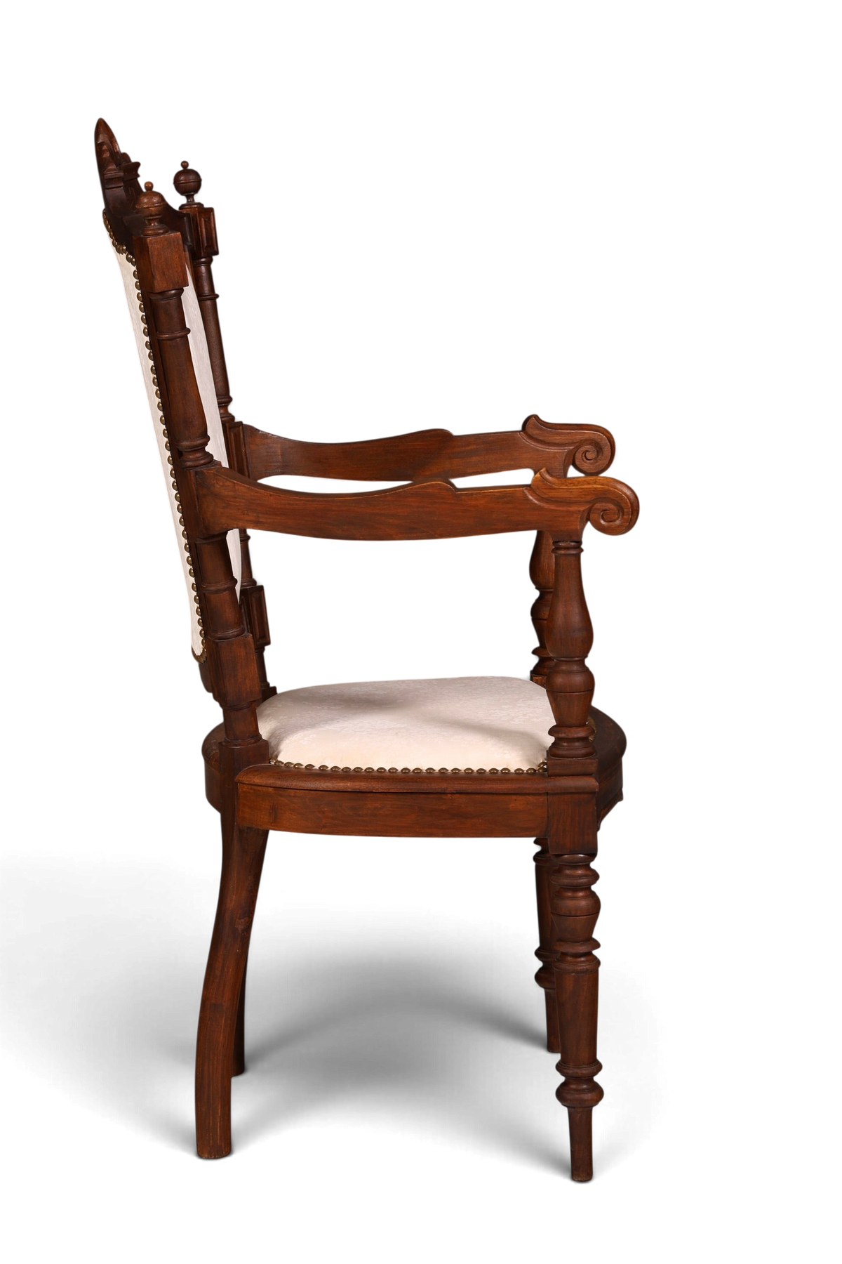 Hauptstadt Möblerei Neorenaissance Armlehnstuhl aus Holz mit heller Polsterung und Ziernägeln, Seitenansicht