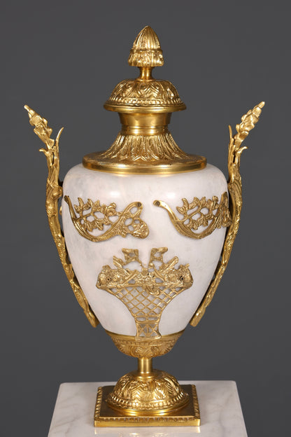 Wunderschöne Barock Stil Säule mit Vase Louis XV Marmor Blumensäule weißer Naturstein Sockel Ablage