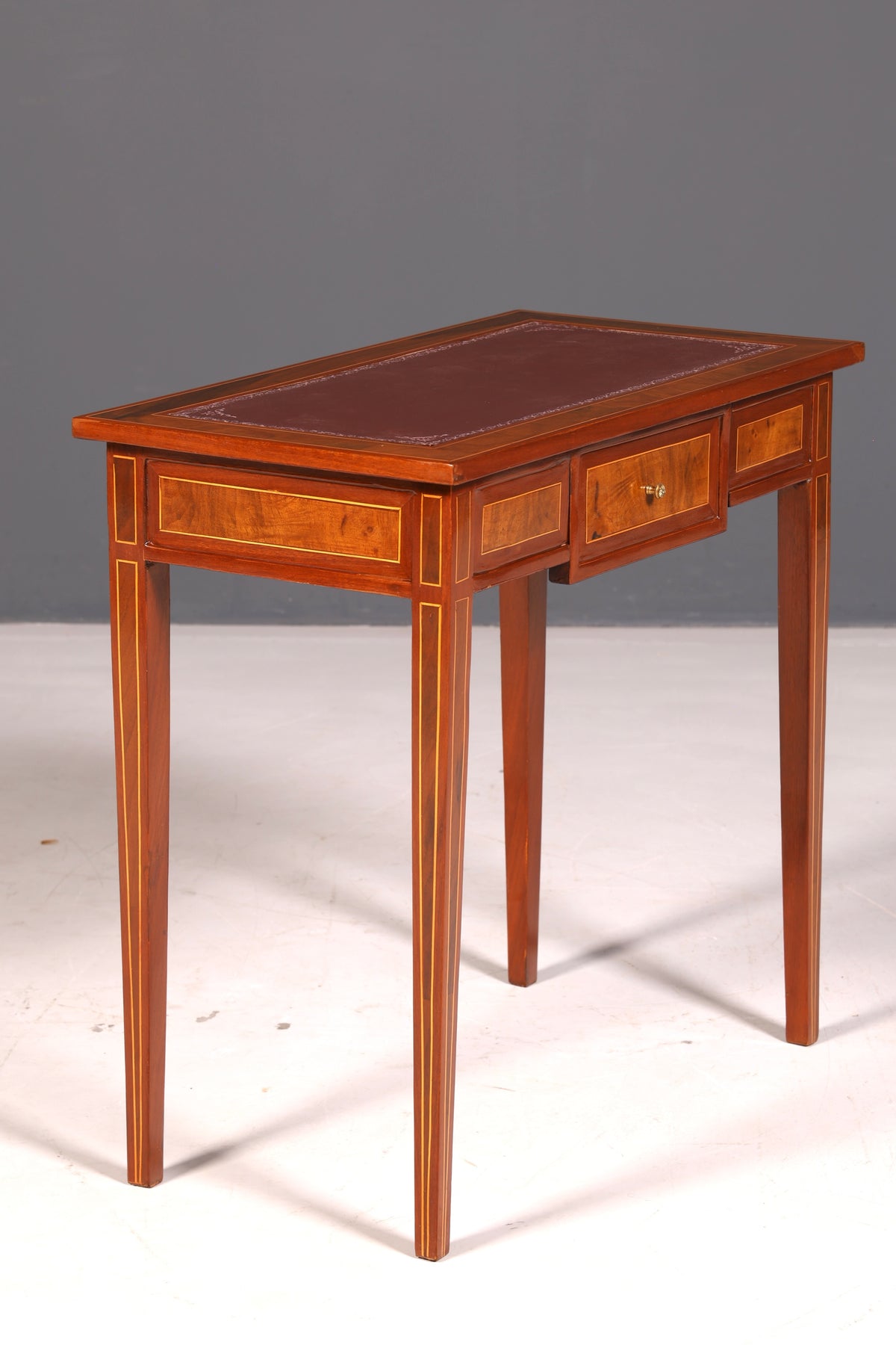 Prachtige verfijnde schrijftafel in antieke Franse stijl, echt houten bureau, kantoortafel
