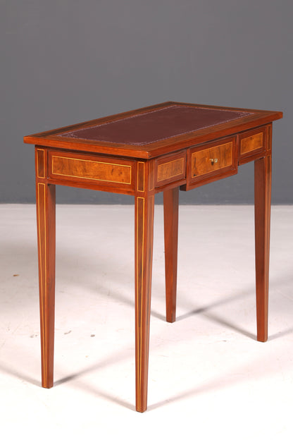 Prachtige verfijnde schrijftafel in antieke Franse stijl, echt houten bureau, kantoortafel